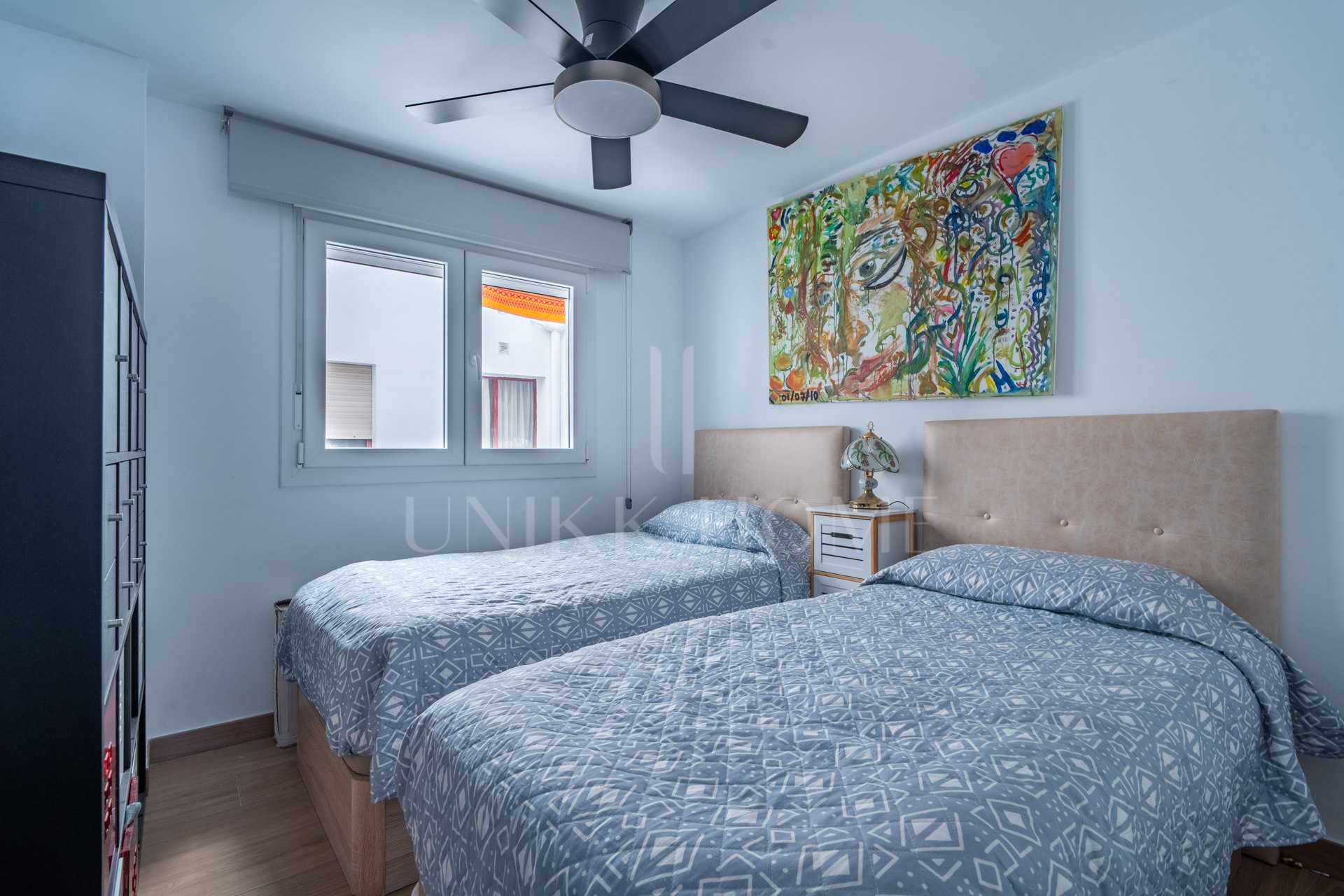 Discover this magnificent apartment in Pedregalejo, one of the most sought after areas of Malaga. With 4 spacious bedrooms and 2 full bathrooms, this home offers the perfect space for families or those looking for comfort and quality of life by the sea.