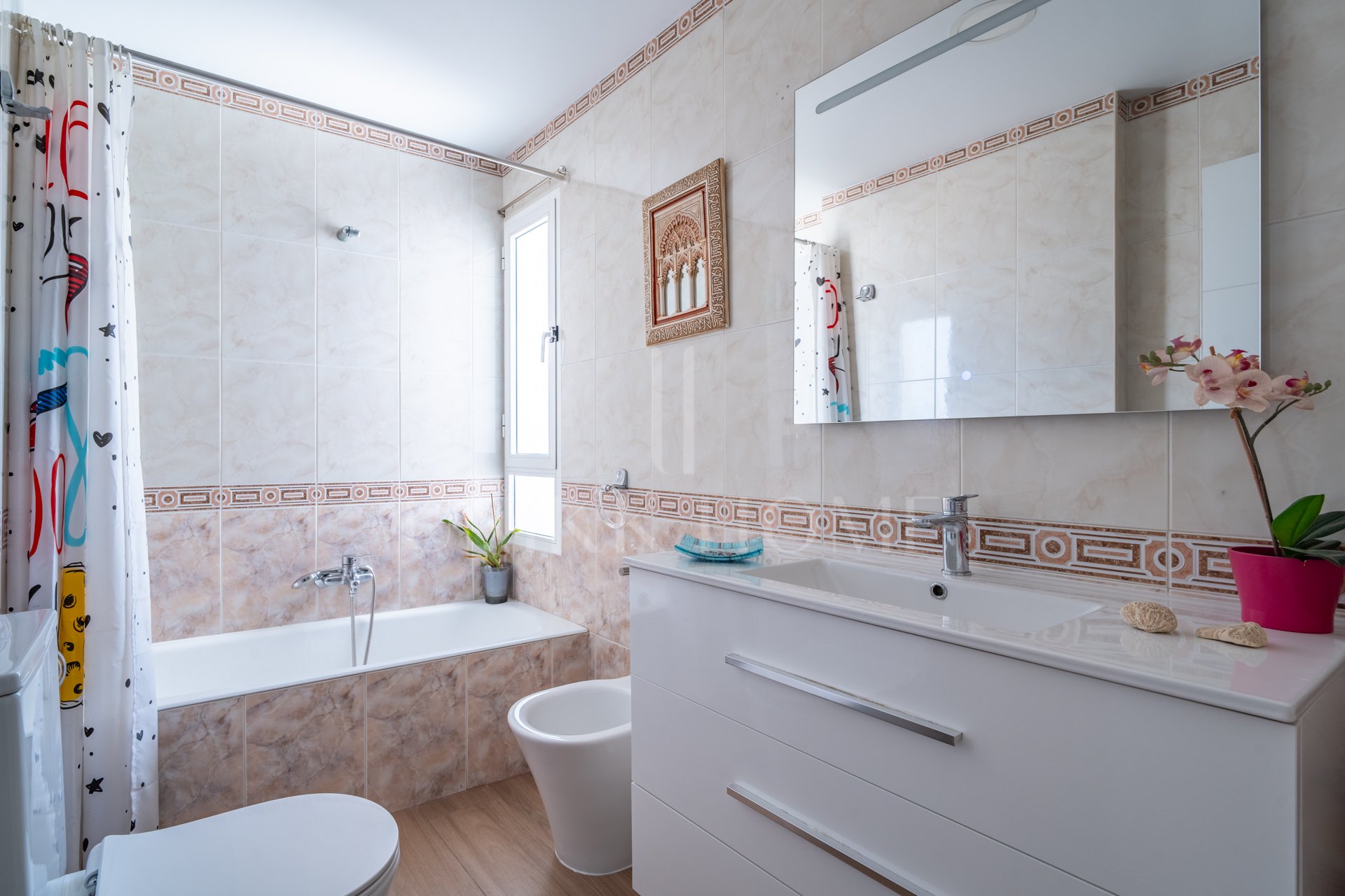 Discover this magnificent apartment in Pedregalejo, one of the most sought after areas of Malaga. With 4 spacious bedrooms and 2 full bathrooms, this home offers the perfect space for families or those looking for comfort and quality of life by the sea.