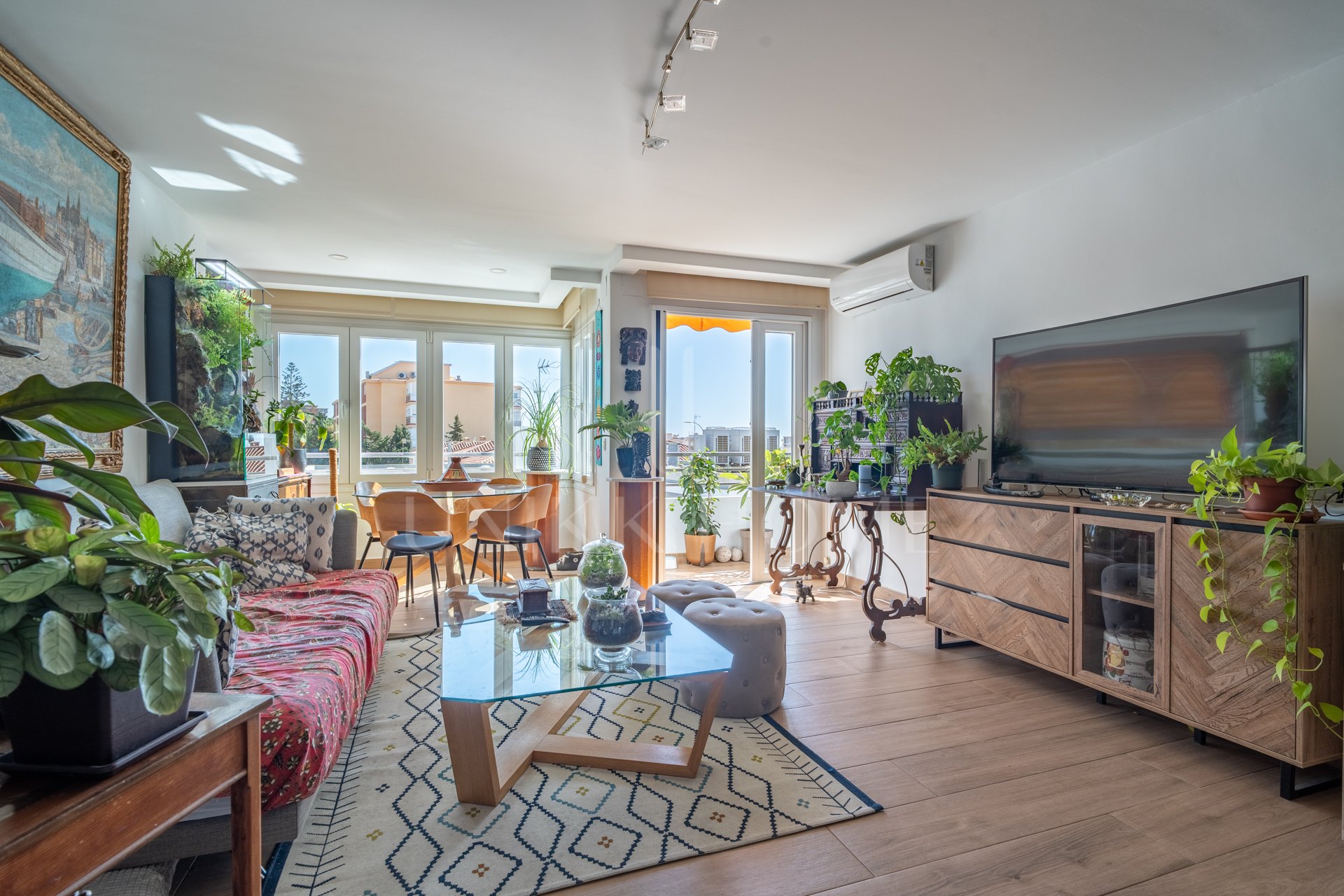 Discover this magnificent apartment in Pedregalejo, one of the most sought after areas of Malaga. With 4 spacious bedrooms and 2 full bathrooms, this home offers the perfect space for families or those looking for comfort and quality of life by the sea.