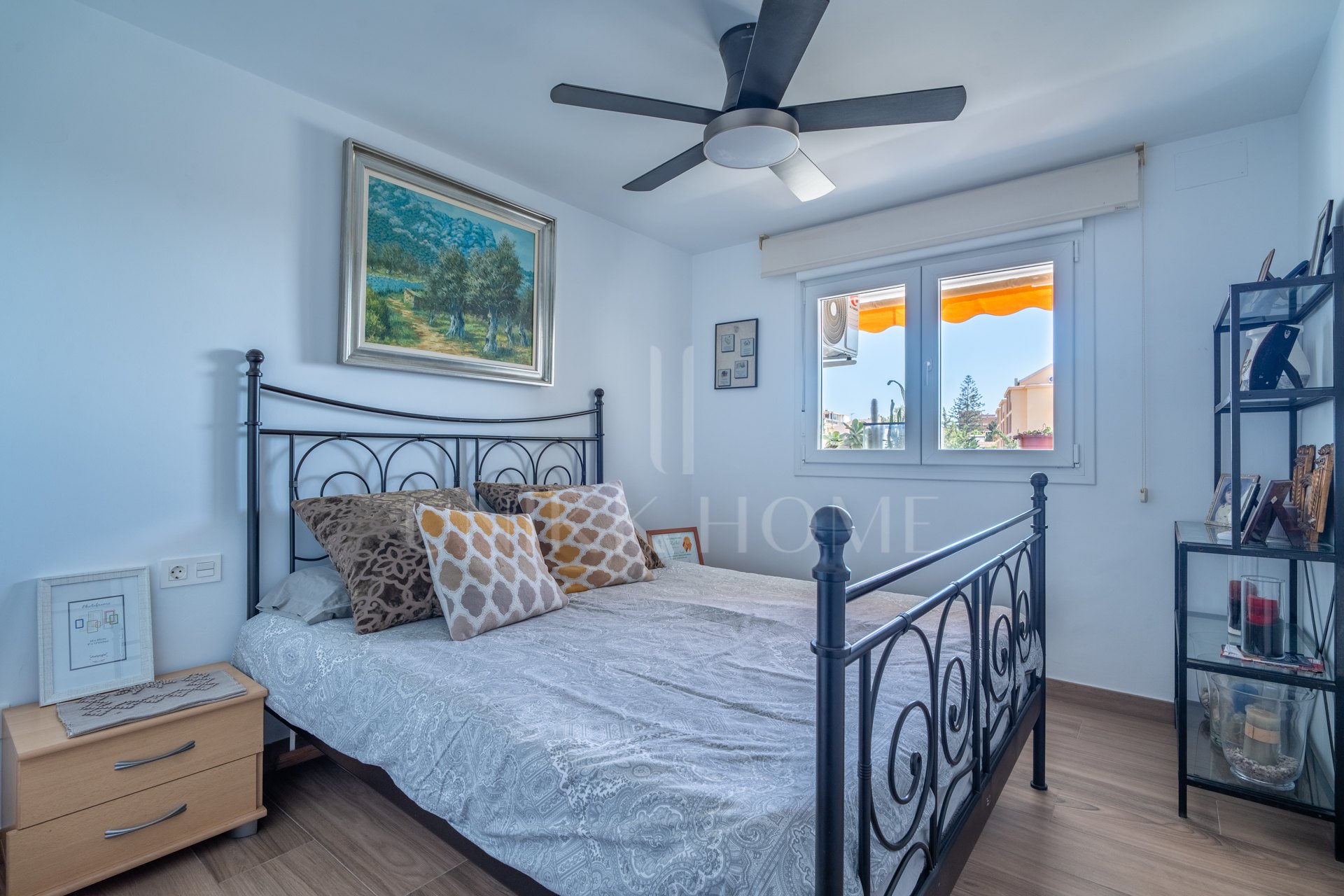 Discover this magnificent apartment in Pedregalejo, one of the most sought after areas of Malaga. With 4 spacious bedrooms and 2 full bathrooms, this home offers the perfect space for families or those looking for comfort and quality of life by the sea.
