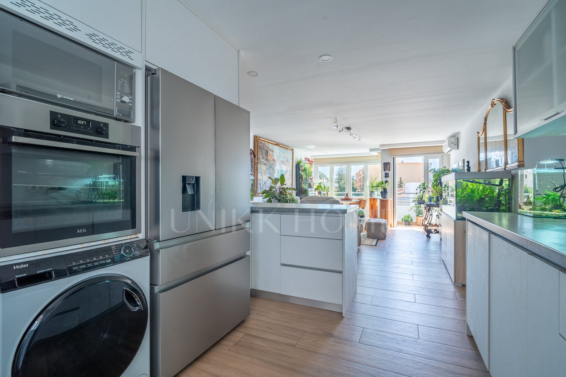 Discover this magnificent apartment in Pedregalejo, one of the most sought after areas of Malaga. With 4 spacious bedrooms and 2 full bathrooms, this home offers the perfect space for families or those looking for comfort and quality of life by the sea.