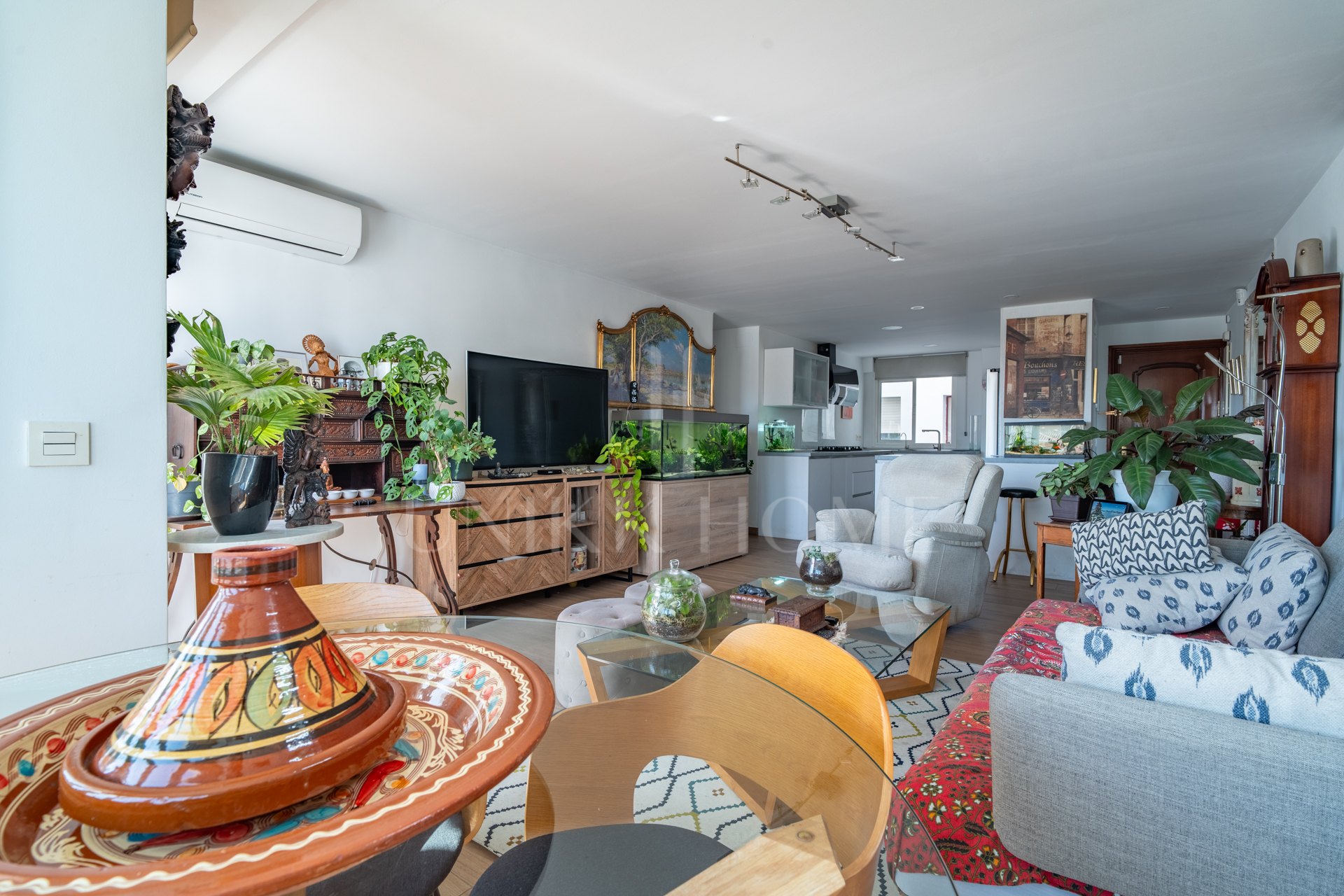 Discover this magnificent apartment in Pedregalejo, one of the most sought after areas of Malaga. With 4 spacious bedrooms and 2 full bathrooms, this home offers the perfect space for families or those looking for comfort and quality of life by the sea.