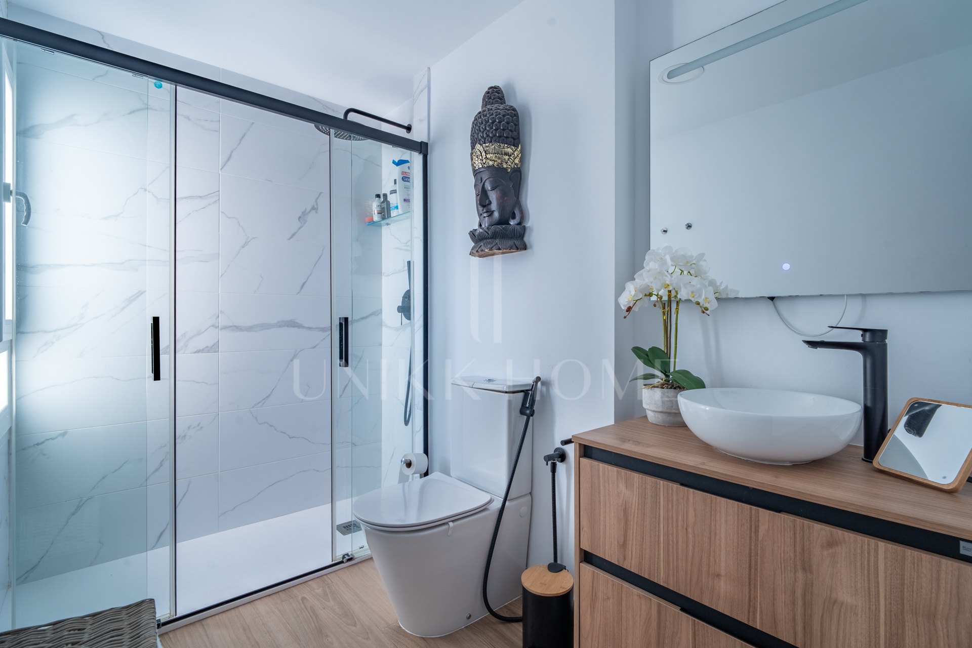Discover this magnificent apartment in Pedregalejo, one of the most sought after areas of Malaga. With 4 spacious bedrooms and 2 full bathrooms, this home offers the perfect space for families or those looking for comfort and quality of life by the sea.