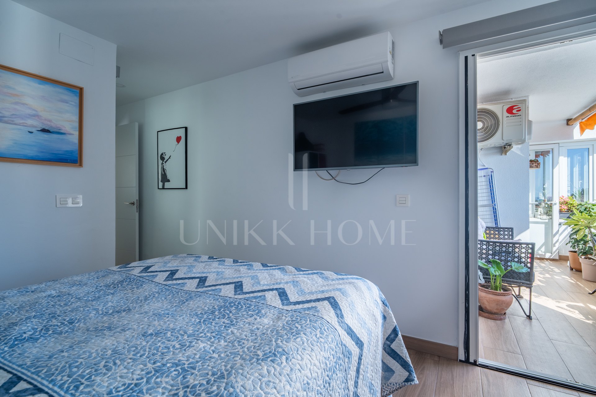 Discover this magnificent apartment in Pedregalejo, one of the most sought after areas of Malaga. With 4 spacious bedrooms and 2 full bathrooms, this home offers the perfect space for families or those looking for comfort and quality of life by the sea.