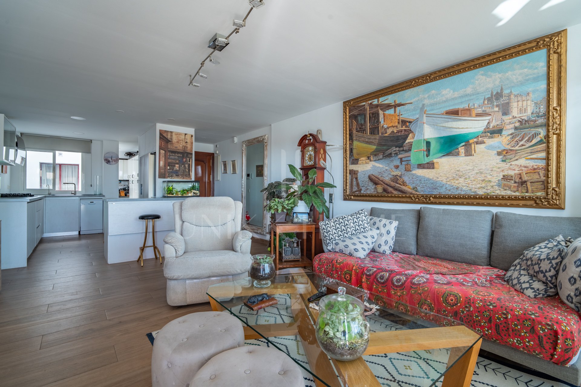 Discover this magnificent apartment in Pedregalejo, one of the most sought after areas of Malaga. With 4 spacious bedrooms and 2 full bathrooms, this home offers the perfect space for families or those looking for comfort and quality of life by the sea.