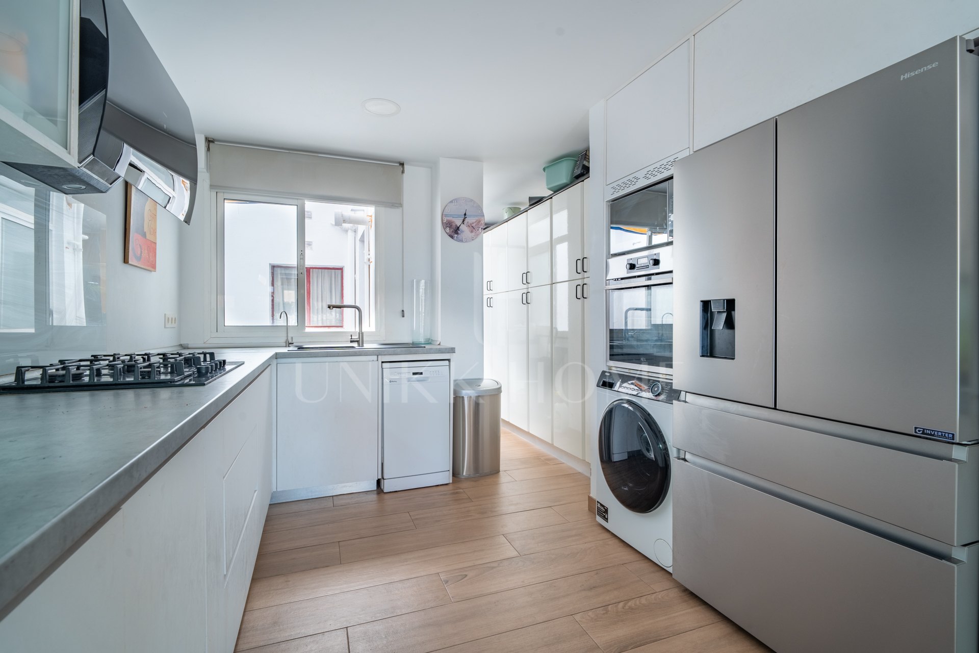Discover this magnificent apartment in Pedregalejo, one of the most sought after areas of Malaga. With 4 spacious bedrooms and 2 full bathrooms, this home offers the perfect space for families or those looking for comfort and quality of life by the sea.