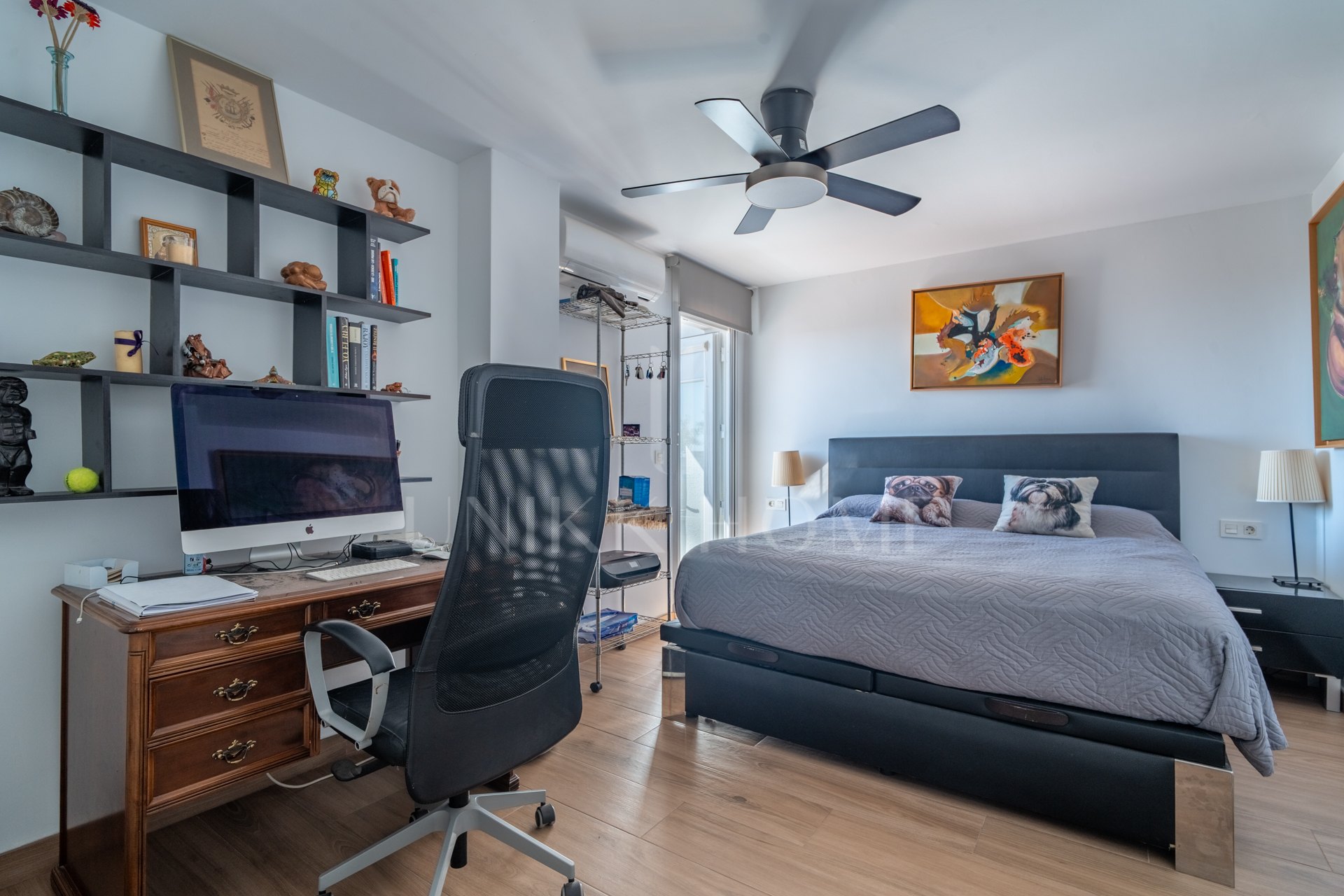 Discover this magnificent apartment in Pedregalejo, one of the most sought after areas of Malaga. With 4 spacious bedrooms and 2 full bathrooms, this home offers the perfect space for families or those looking for comfort and quality of life by the sea.