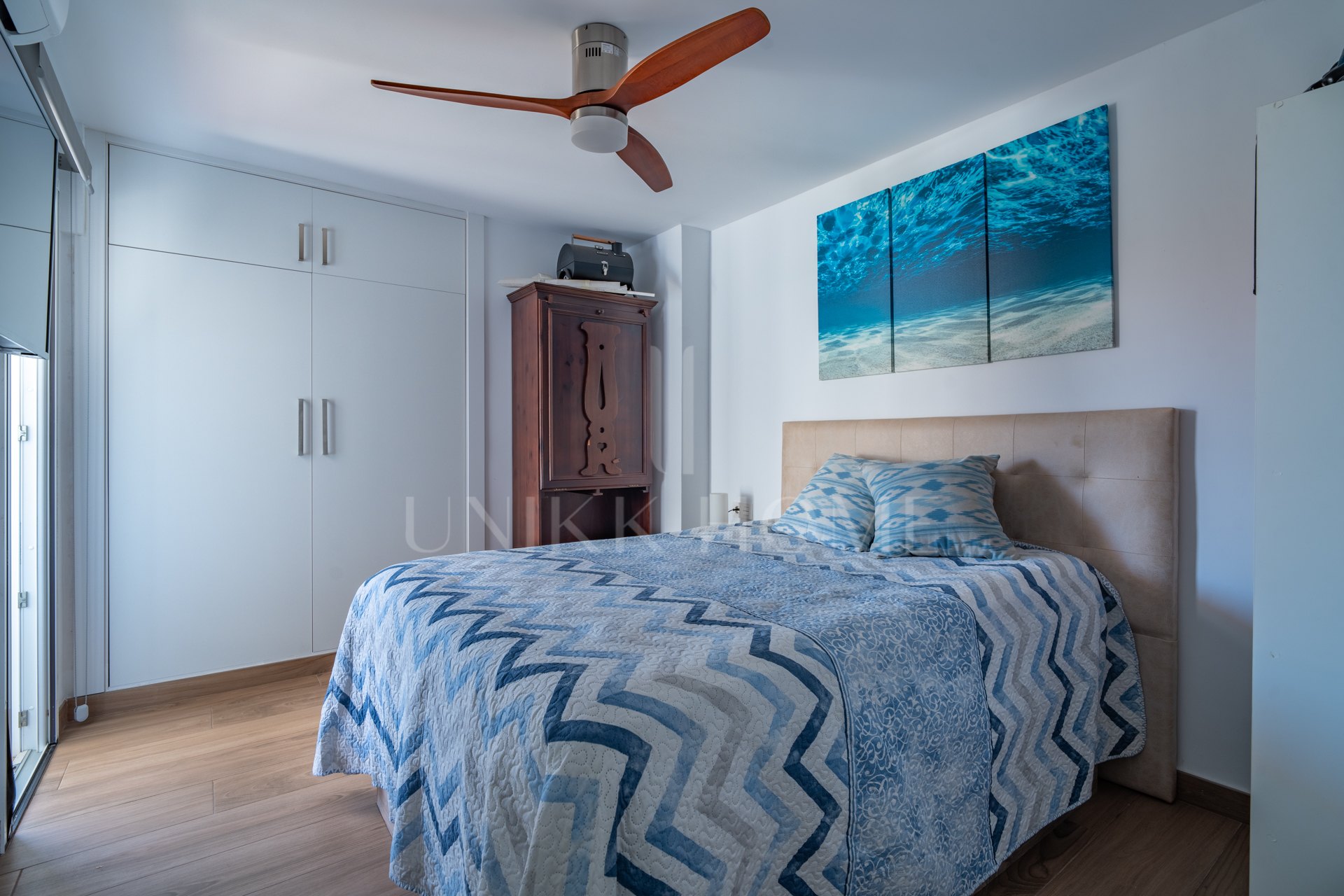 Discover this magnificent apartment in Pedregalejo, one of the most sought after areas of Malaga. With 4 spacious bedrooms and 2 full bathrooms, this home offers the perfect space for families or those looking for comfort and quality of life by the sea.