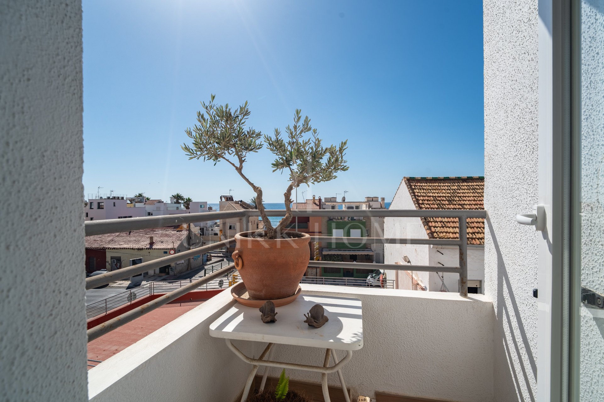 Discover this magnificent apartment in Pedregalejo, one of the most sought after areas of Malaga. With 4 spacious bedrooms and 2 full bathrooms, this home offers the perfect space for families or those looking for comfort and quality of life by the sea.