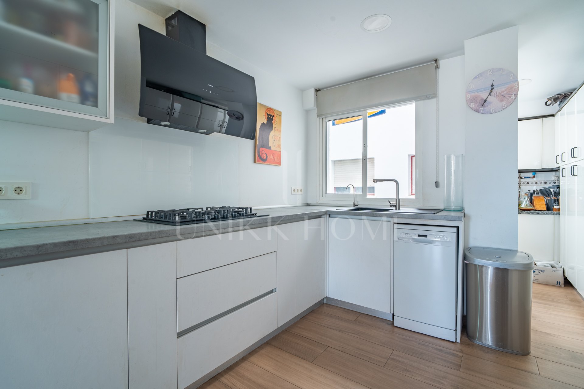Discover this magnificent apartment in Pedregalejo, one of the most sought after areas of Malaga. With 4 spacious bedrooms and 2 full bathrooms, this home offers the perfect space for families or those looking for comfort and quality of life by the sea.