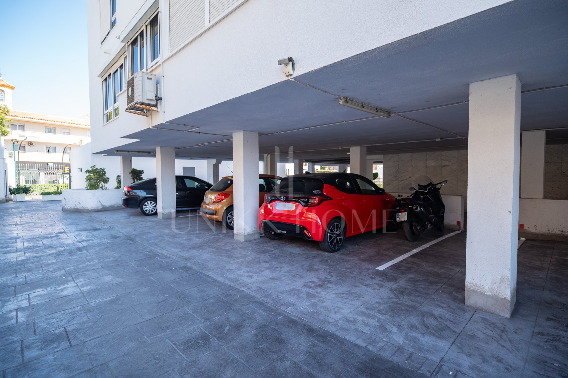 Discover this magnificent apartment in Pedregalejo, one of the most sought after areas of Malaga. With 4 spacious bedrooms and 2 full bathrooms, this home offers the perfect space for families or those looking for comfort and quality of life by the sea.