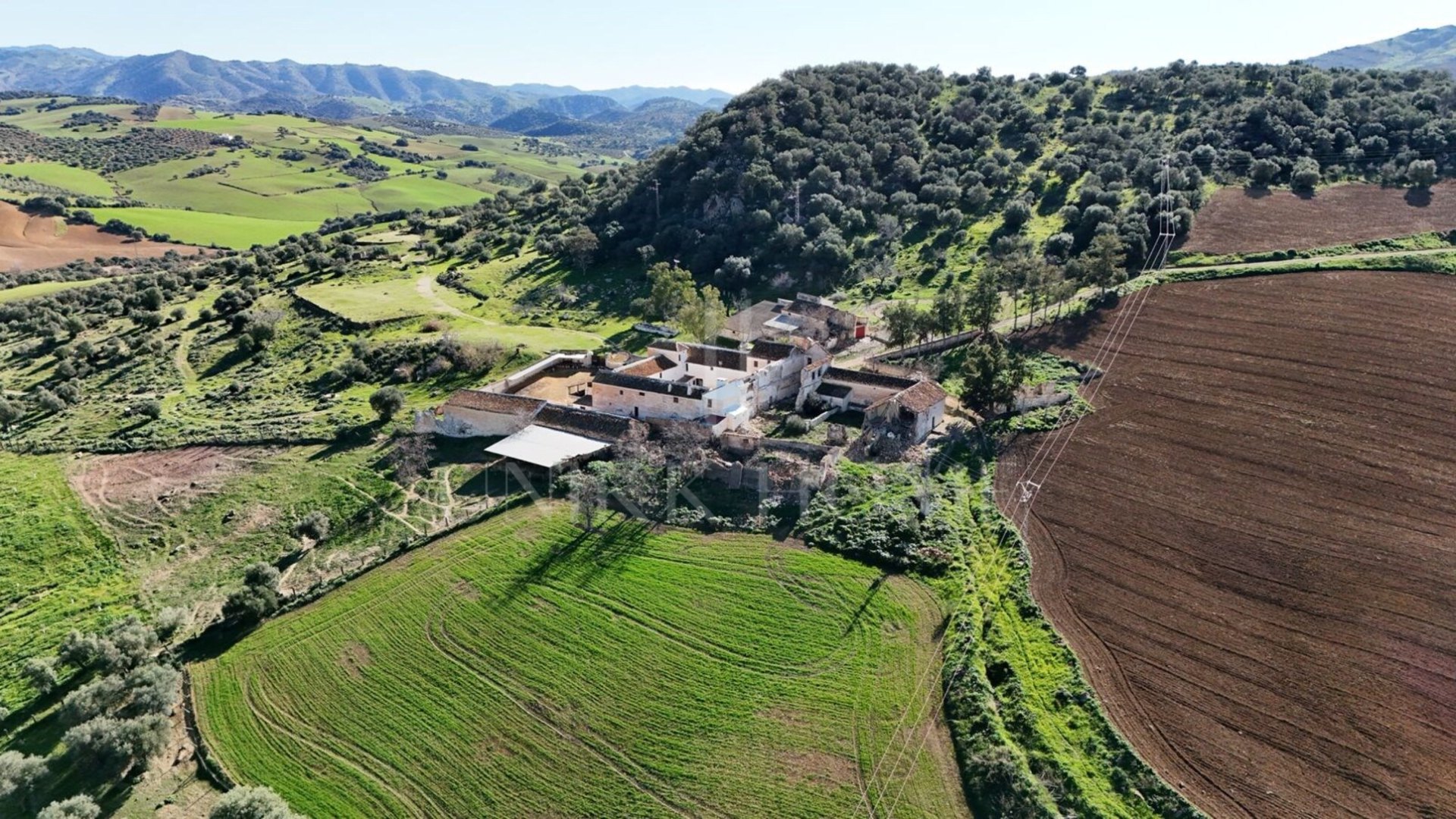 Just 40 minutes from Malaga capital, this rustic estate represents an investment opportunity. With direct access from A-45 and AP-46, the property has 47 hectares of land of very high quality calm work, very suitable for vineyards,