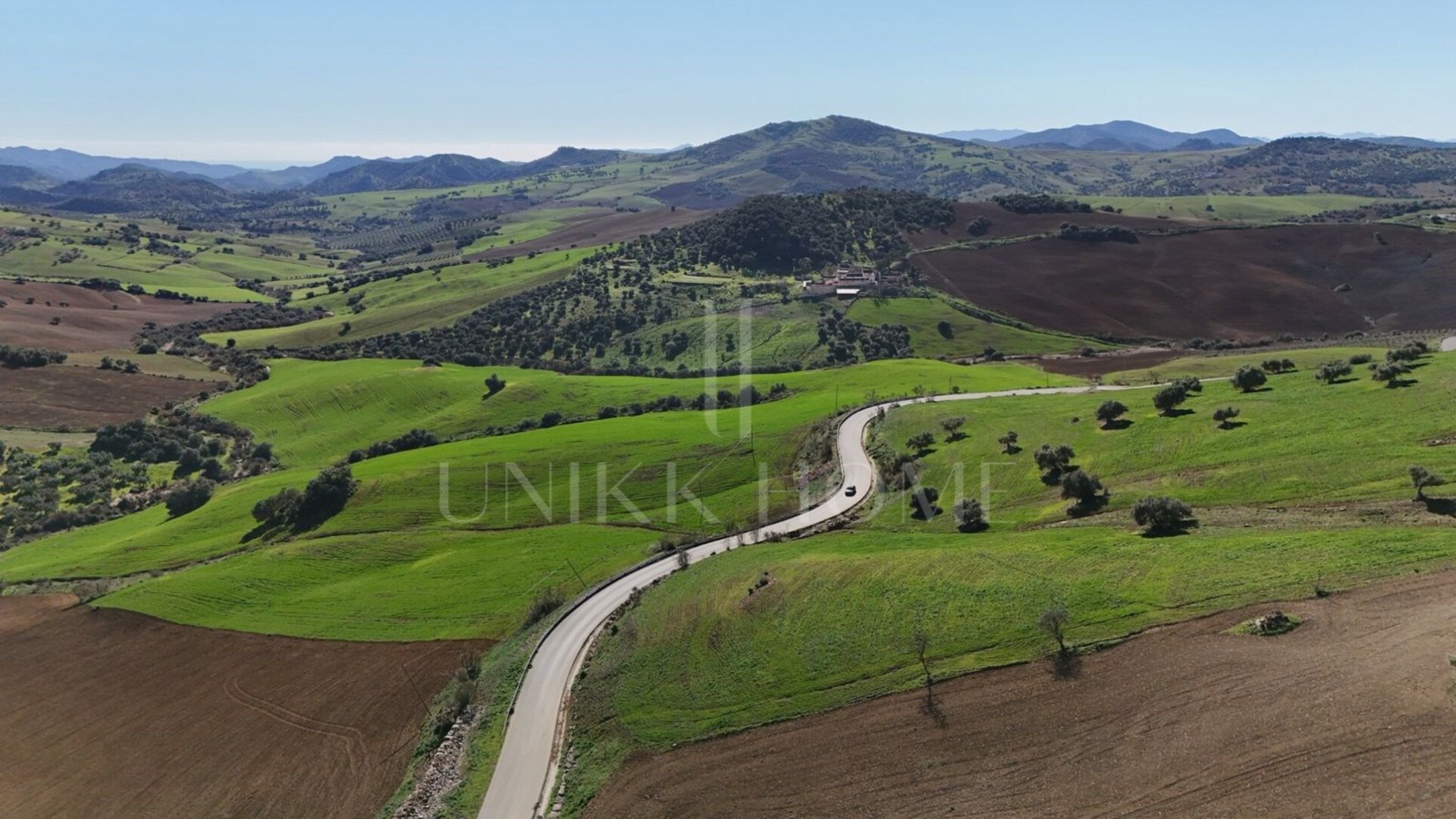 Just 40 minutes from Malaga capital, this rustic estate represents an investment opportunity. With direct access from A-45 and AP-46, the property has 47 hectares of land of very high quality calm work, very suitable for vineyards,