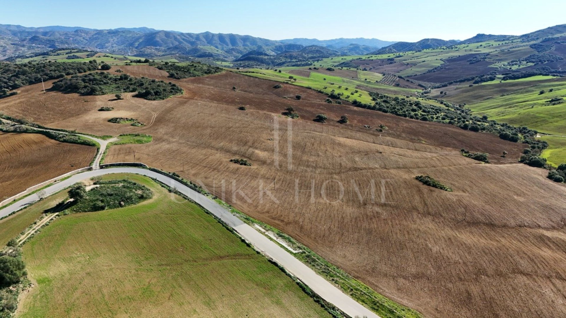 Just 40 minutes from Malaga capital, this rustic estate represents an investment opportunity. With direct access from A-45 and AP-46, the property has 47 hectares of land of very high quality calm work, very suitable for vineyards,
