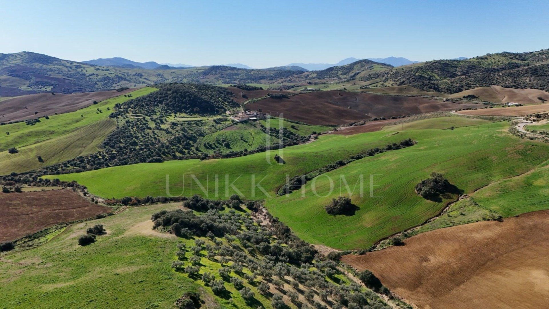 Just 40 minutes from Malaga capital, this rustic estate represents an investment opportunity. With direct access from A-45 and AP-46, the property has 47 hectares of land of very high quality calm work, very suitable for vineyards,