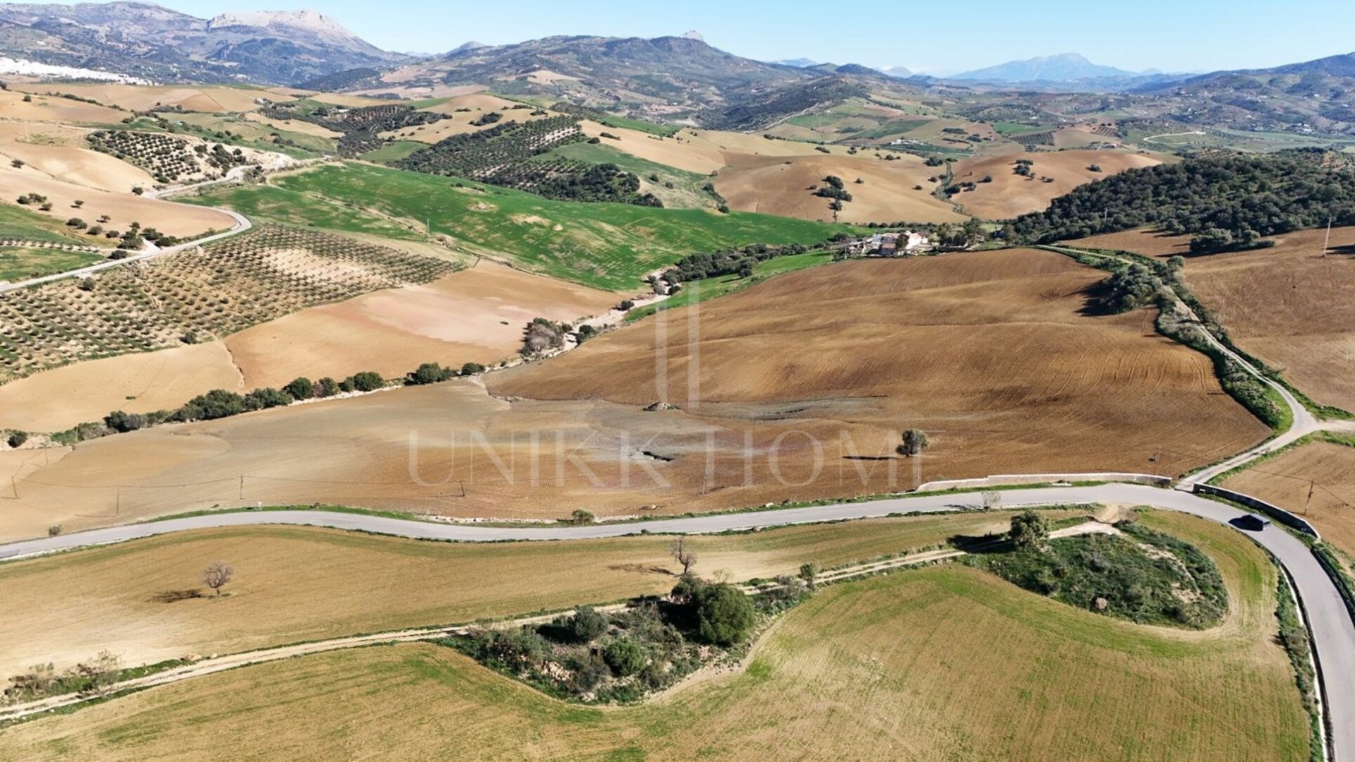 Just 40 minutes from Malaga capital, this rustic estate represents an investment opportunity. With direct access from A-45 and AP-46, the property has 47 hectares of land of very high quality calm work, very suitable for vineyards,