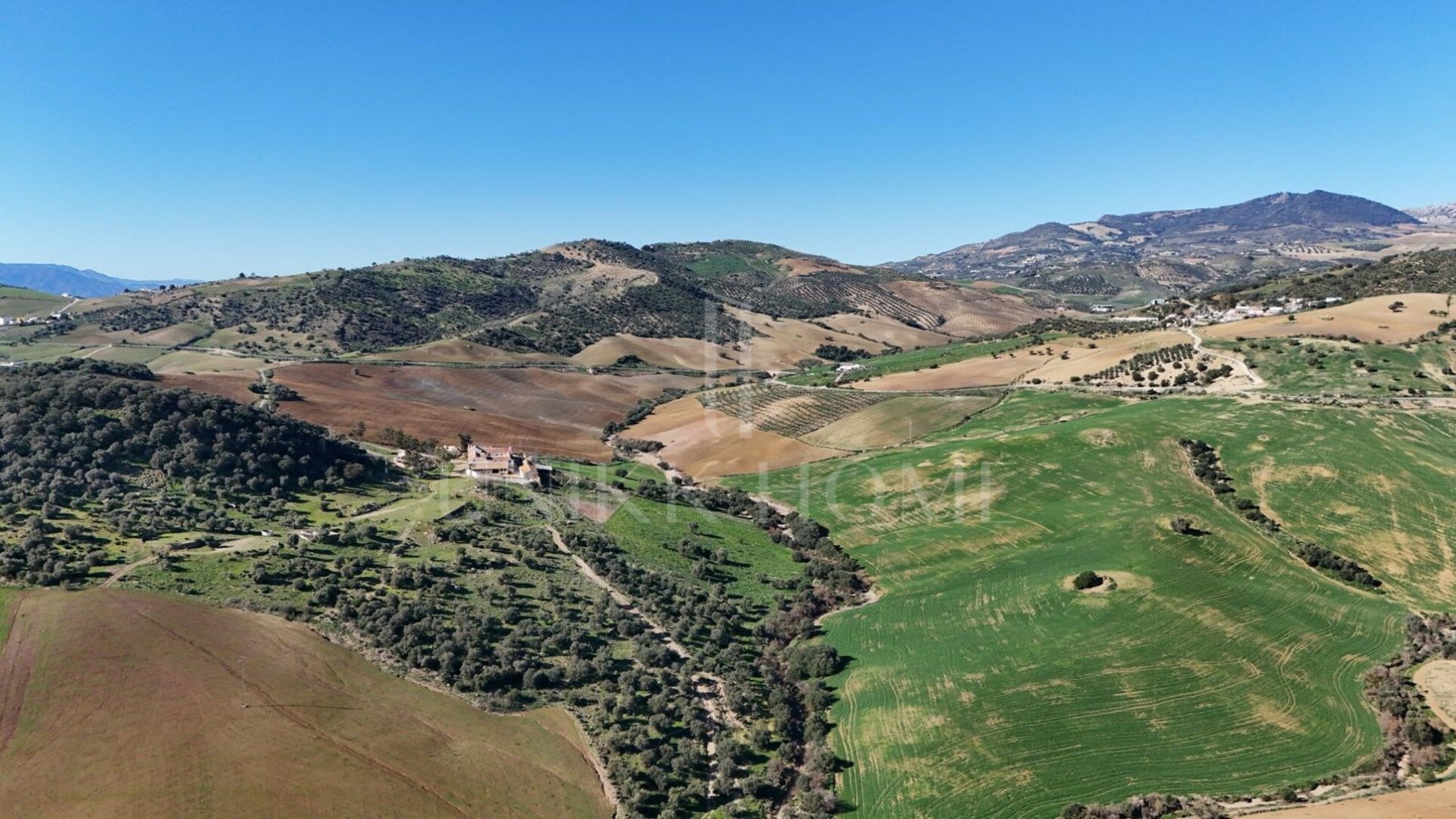 Just 40 minutes from Malaga capital, this rustic estate represents an investment opportunity. With direct access from A-45 and AP-46, the property has 47 hectares of land of very high quality calm work, very suitable for vineyards,