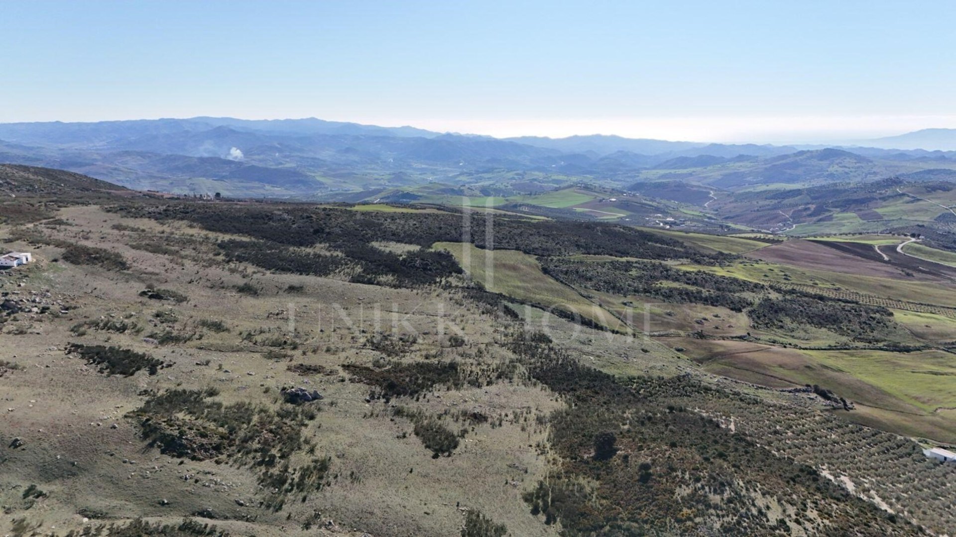 Just forty minutes from Malaga capital and the airport, this farm of 106 hectares is located in a natural environment of great beauty, 920 meters above sea level. Located on the slopes of the Torcal Natural Park, this property