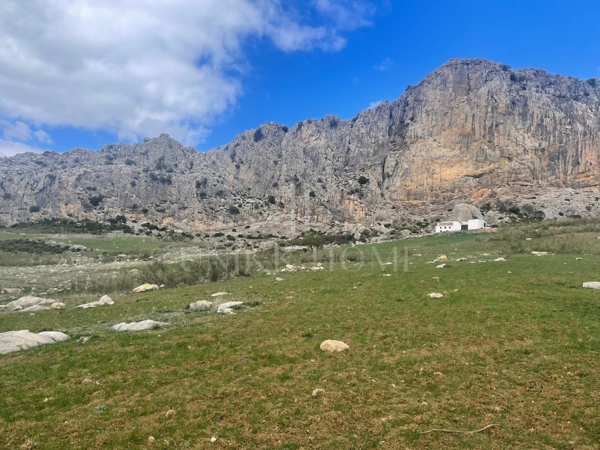 Just forty minutes from Malaga capital and the airport, this farm of 106 hectares is located in a natural environment of great beauty, 920 meters above sea level. Located on the slopes of the Torcal Natural Park, this property