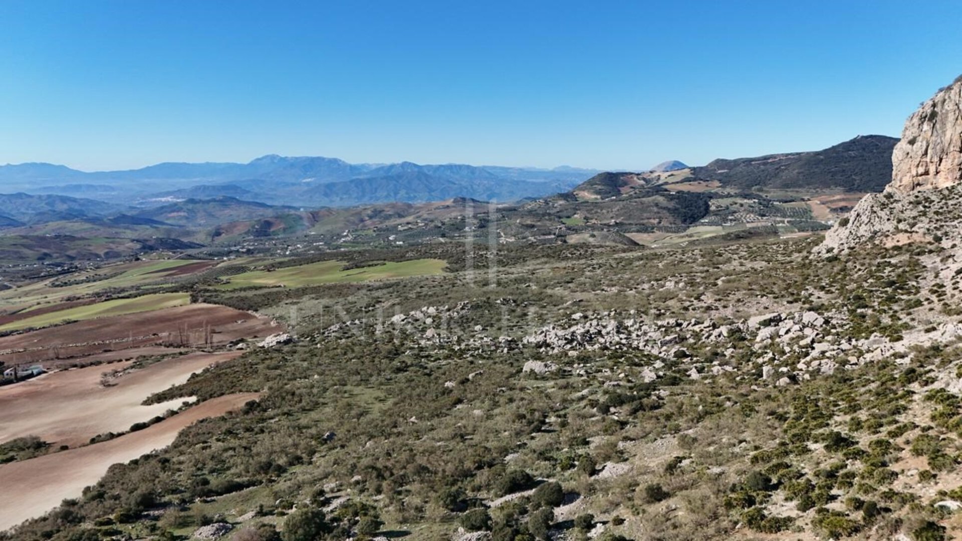 Just forty minutes from Malaga capital and the airport, this farm of 106 hectares is located in a natural environment of great beauty, 920 meters above sea level. Located on the slopes of the Torcal Natural Park, this property