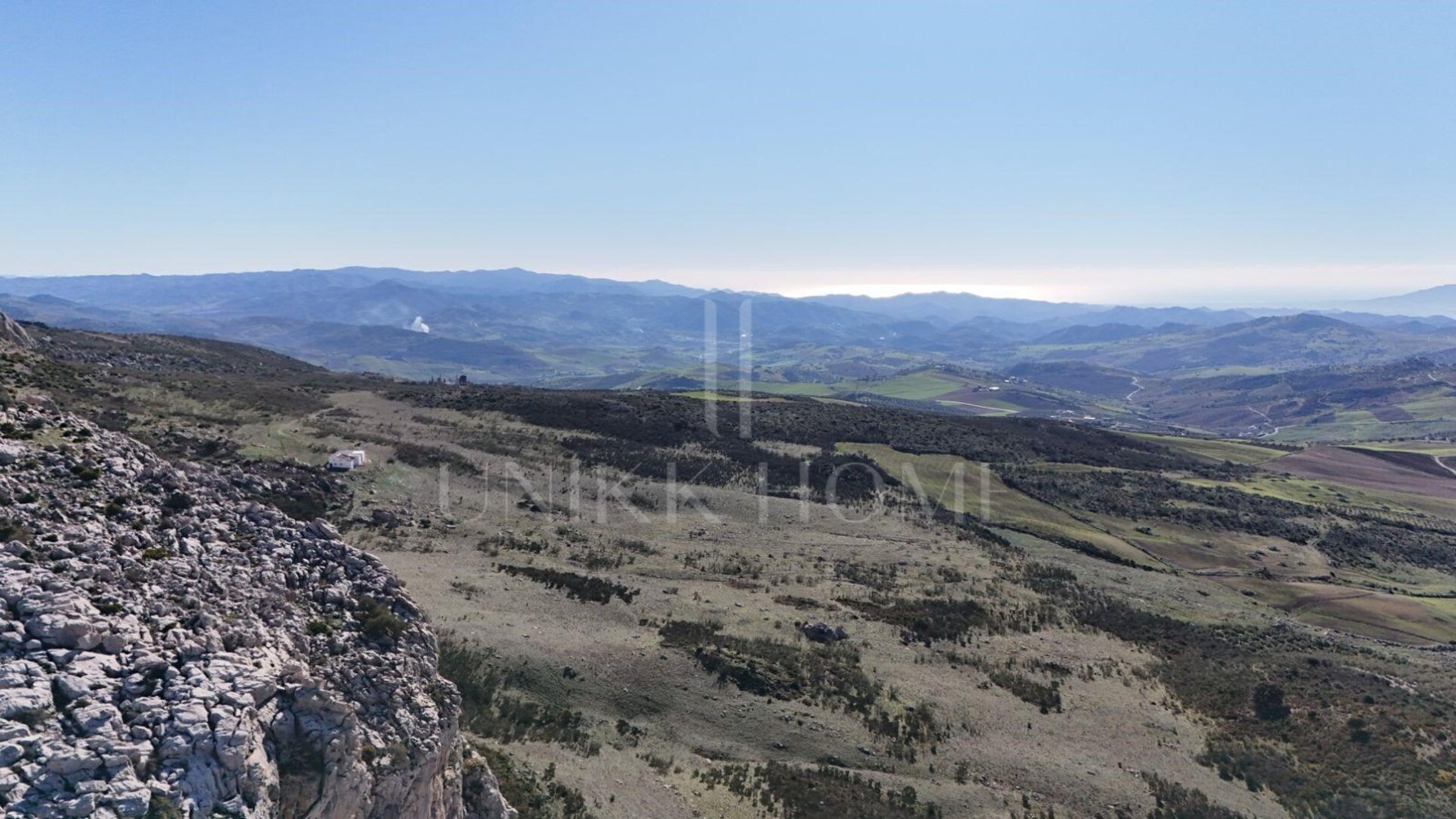 Just forty minutes from Malaga capital and the airport, this farm of 106 hectares is located in a natural environment of great beauty, 920 meters above sea level. Located on the slopes of the Torcal Natural Park, this property