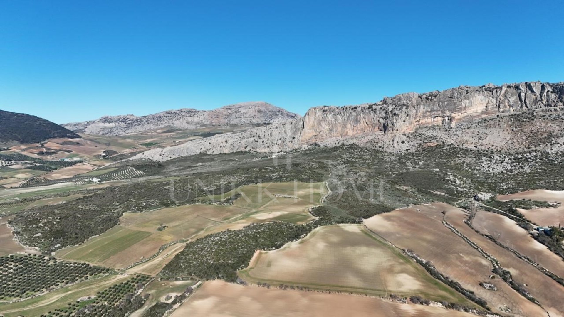 Just forty minutes from Malaga capital and the airport, this farm of 106 hectares is located in a natural environment of great beauty, 920 meters above sea level. Located on the slopes of the Torcal Natural Park, this property