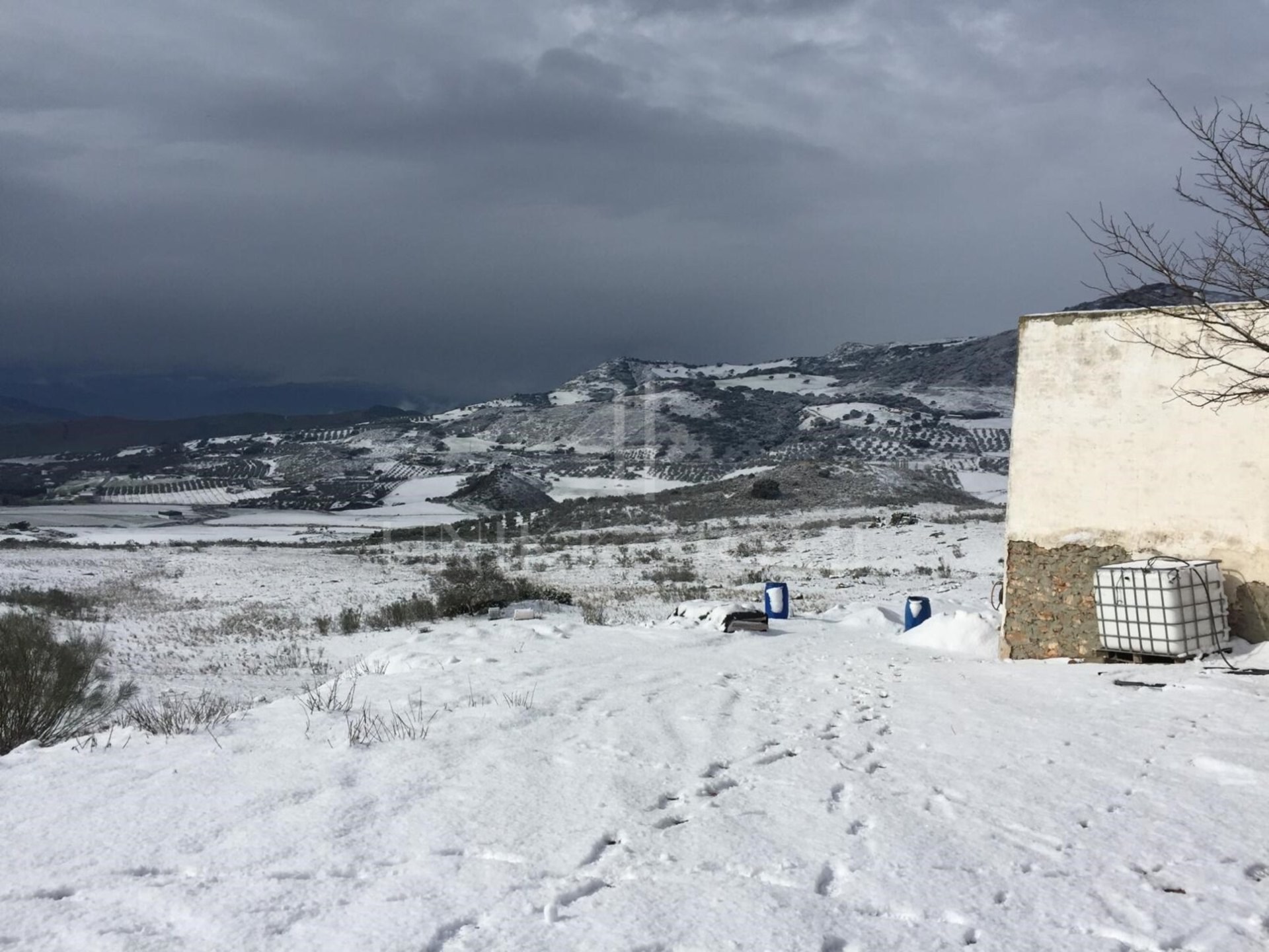 Just forty minutes from Malaga capital and the airport, this farm of 106 hectares is located in a natural environment of great beauty, 920 meters above sea level. Located on the slopes of the Torcal Natural Park, this property
