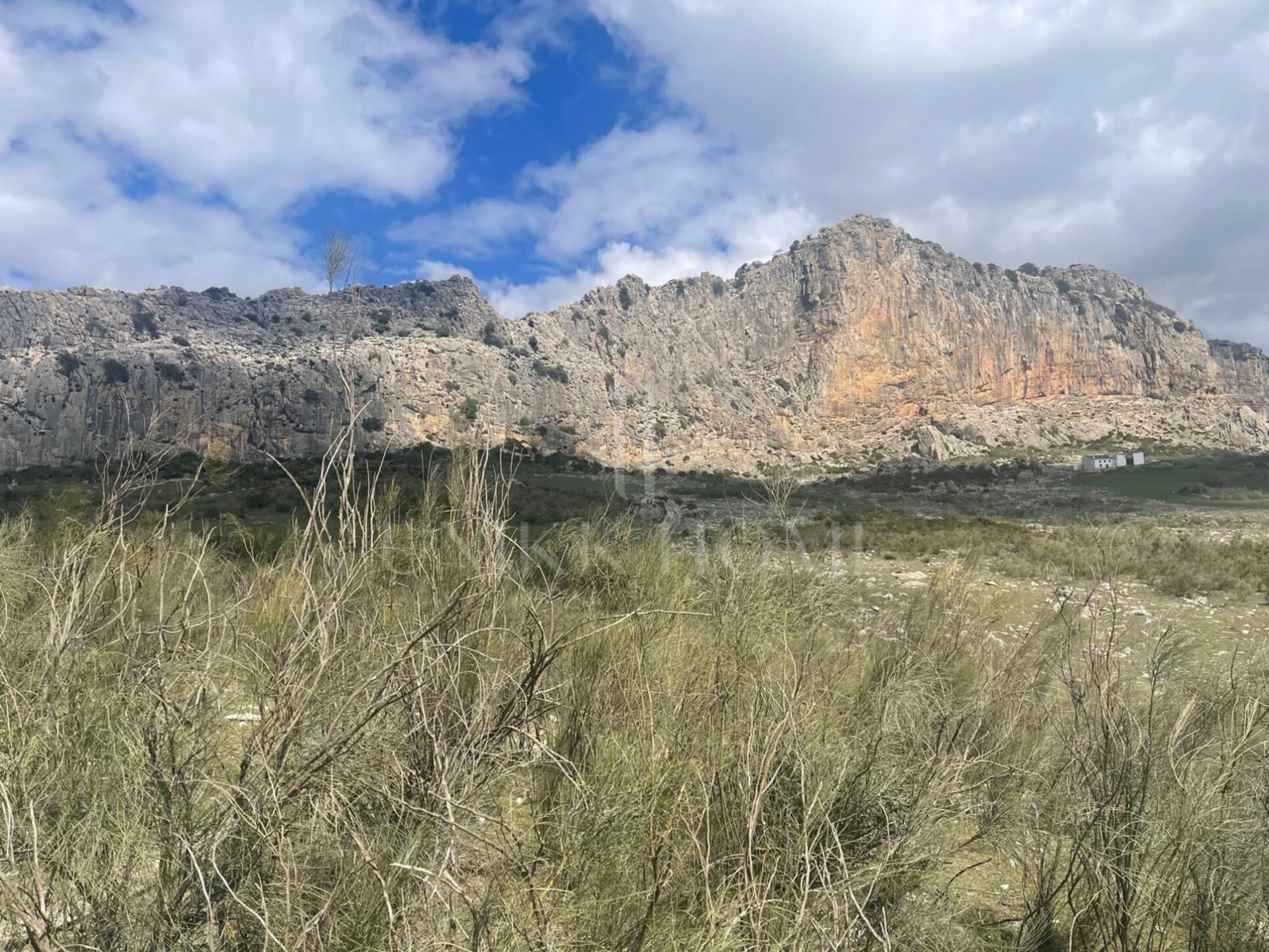 Just forty minutes from Malaga capital and the airport, this farm of 106 hectares is located in a natural environment of great beauty, 920 meters above sea level. Located on the slopes of the Torcal Natural Park, this property