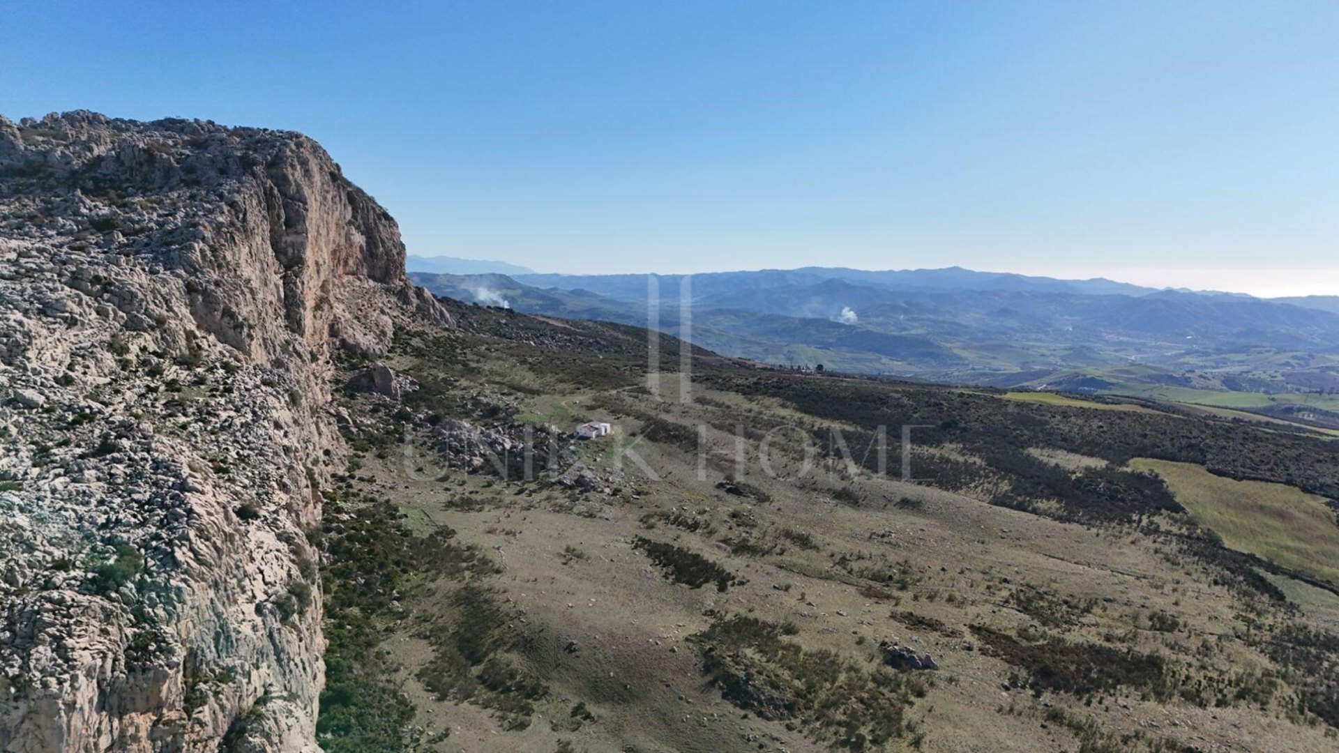 Just forty minutes from Malaga capital and the airport, this farm of 106 hectares is located in a natural environment of great beauty, 920 meters above sea level. Located on the slopes of the Torcal Natural Park, this property