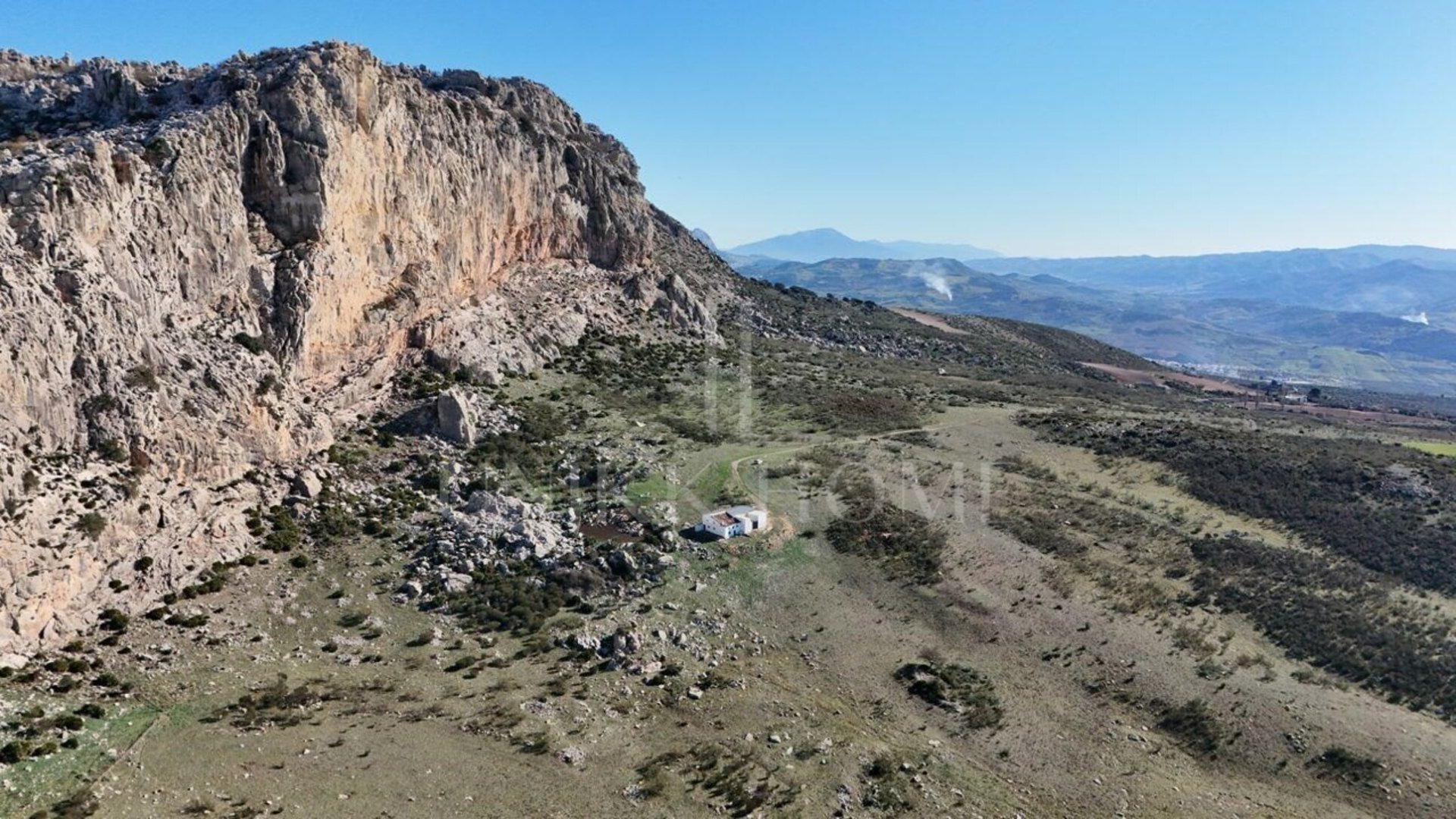 Just forty minutes from Malaga capital and the airport, this farm of 106 hectares is located in a natural environment of great beauty, 920 meters above sea level. Located on the slopes of the Torcal Natural Park, this property