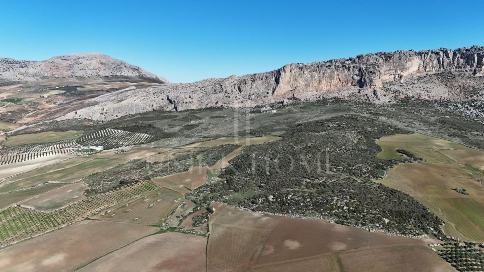 Just forty minutes from Malaga capital and the airport, this farm of 106 hectares is located in a natural environment of great beauty, 920 meters above sea level. Located on the slopes of the Torcal Natural Park, this property