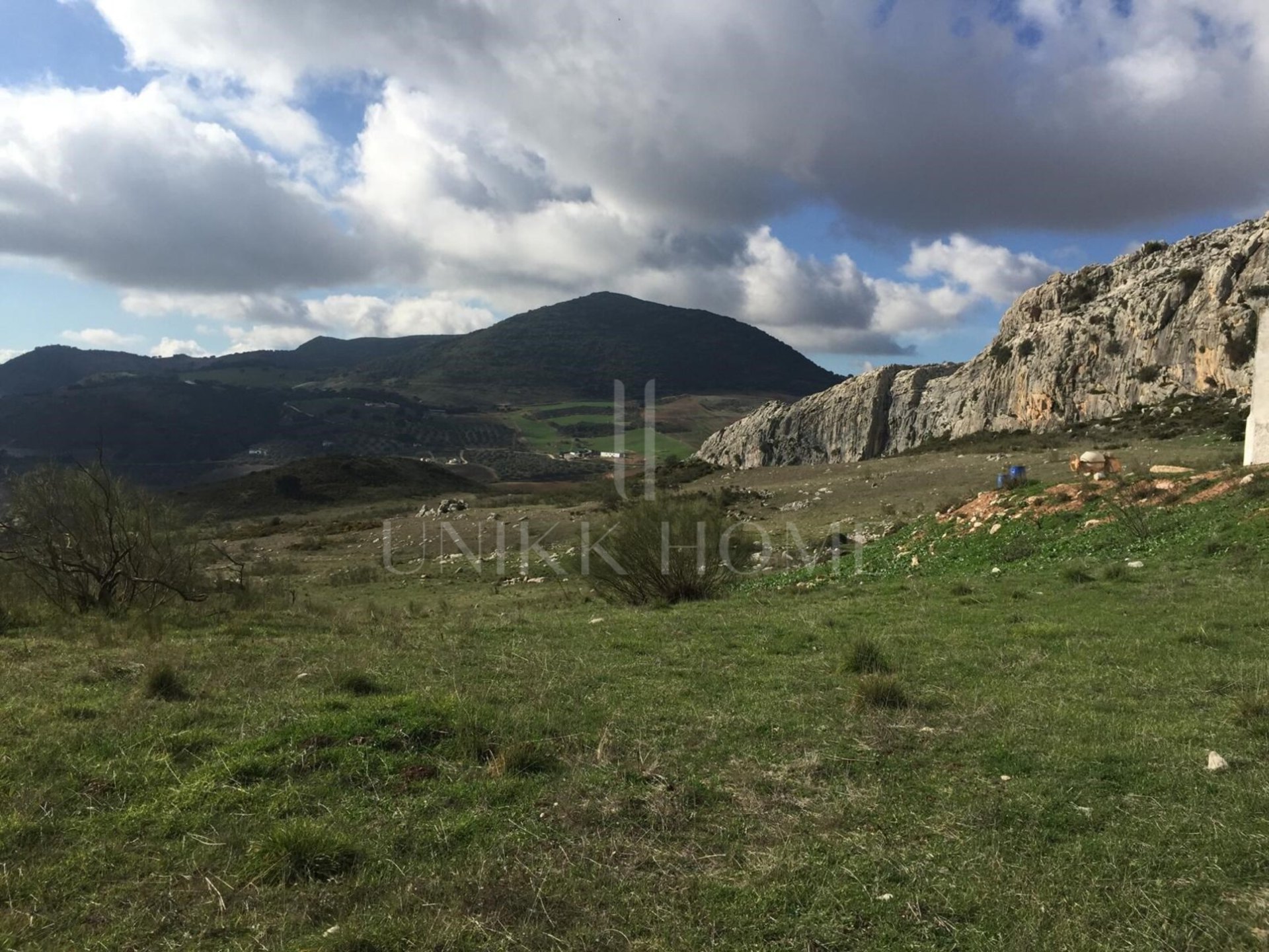 Just forty minutes from Malaga capital and the airport, this farm of 106 hectares is located in a natural environment of great beauty, 920 meters above sea level. Located on the slopes of the Torcal Natural Park, this property