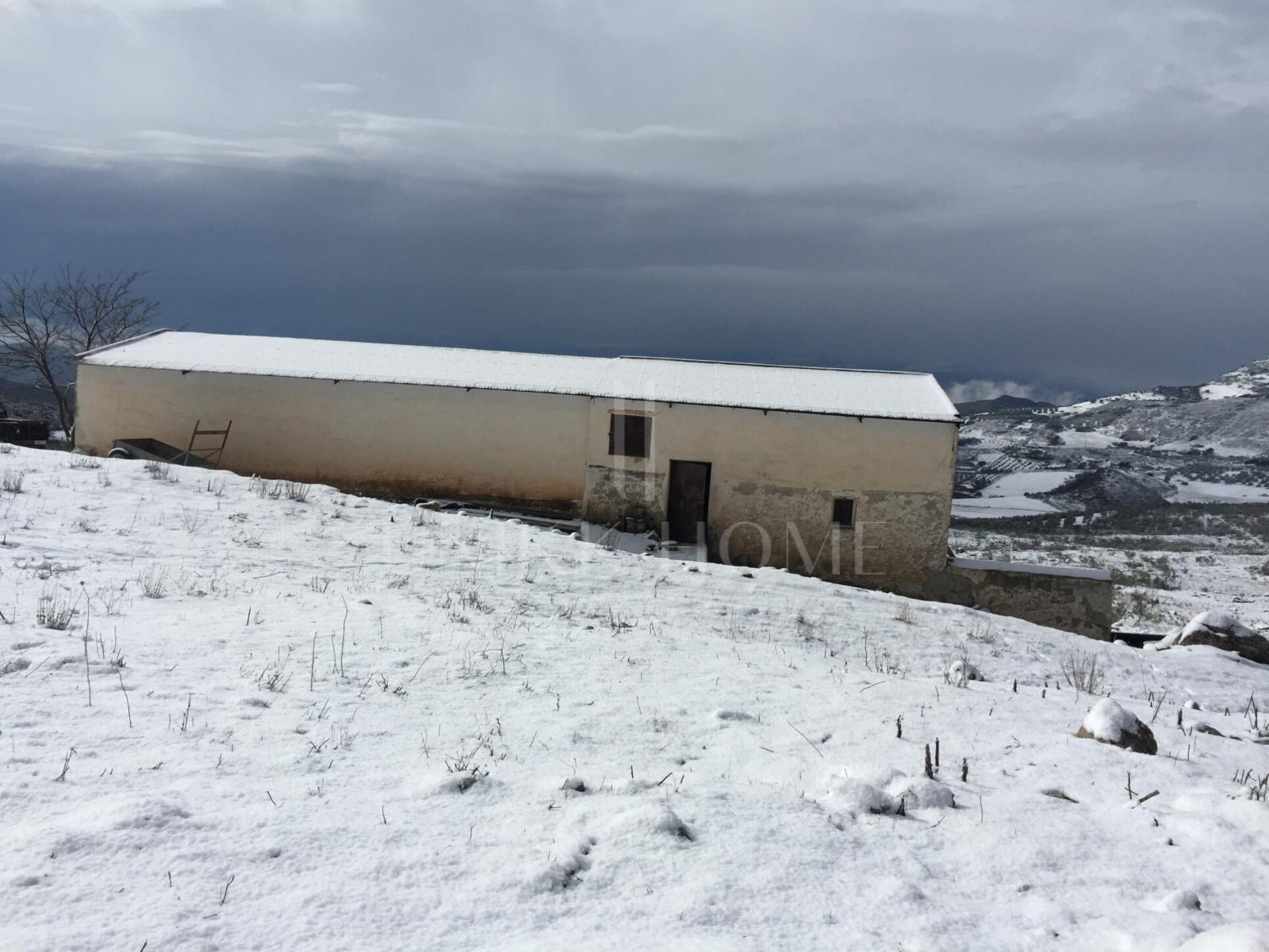 Just forty minutes from Malaga capital and the airport, this farm of 106 hectares is located in a natural environment of great beauty, 920 meters above sea level. Located on the slopes of the Torcal Natural Park, this property