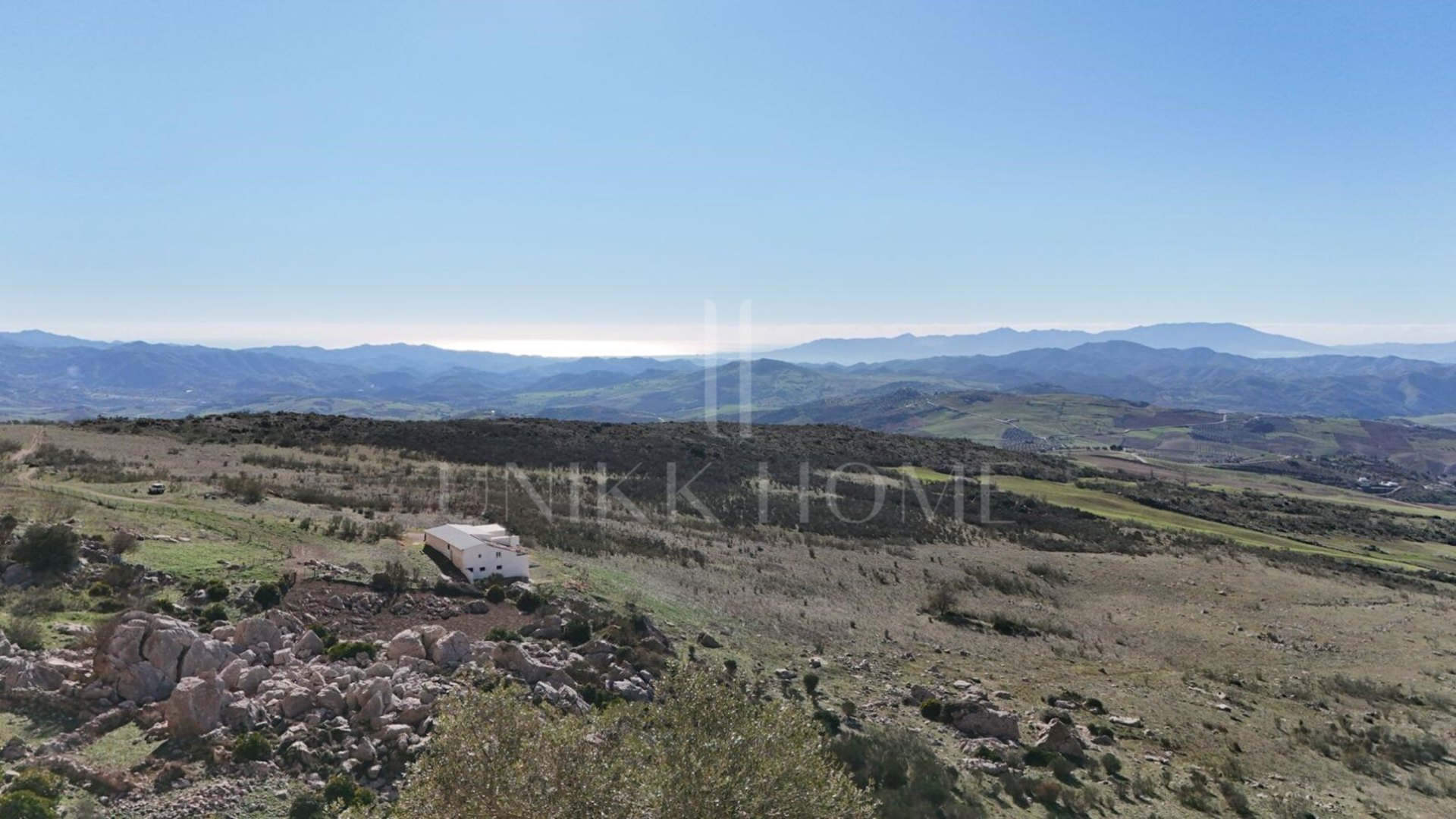 Just forty minutes from Malaga capital and the airport, this farm of 106 hectares is located in a natural environment of great beauty, 920 meters above sea level. Located on the slopes of the Torcal Natural Park, this property