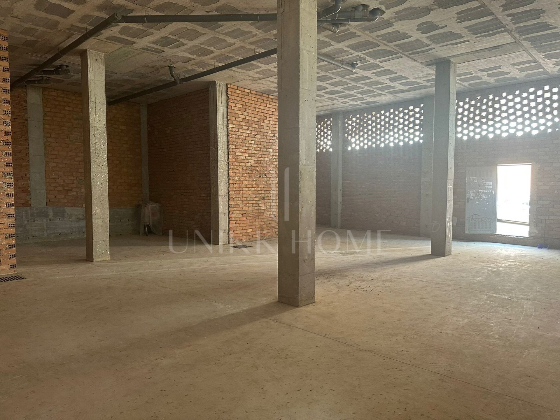 Presentamos este local comercial en esquina, con una visibilidad inmejorable, situado a tan solo un minuto a pie del Centro de Salud de Alhaurín de la Torre. Esta ubicación privilegiada garantiza un flujo constante de personas, lo que lo convierte en una