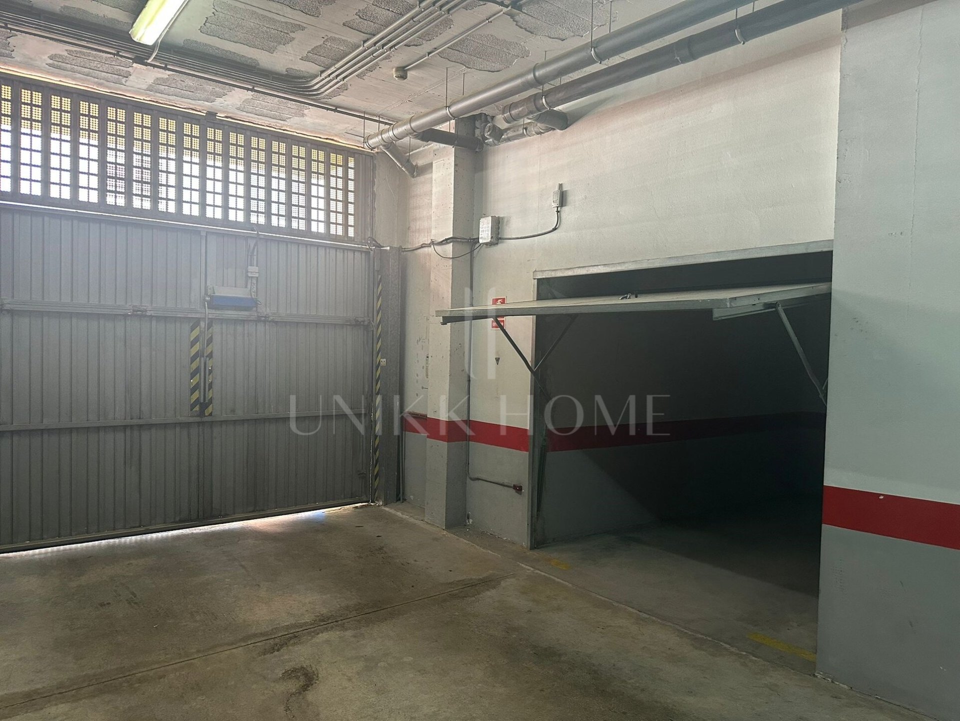 Presentamos este local comercial en esquina, con una visibilidad inmejorable, situado a tan solo un minuto a pie del Centro de Salud de Alhaurín de la Torre. Esta ubicación privilegiada garantiza un flujo constante de personas, lo que lo convierte en una