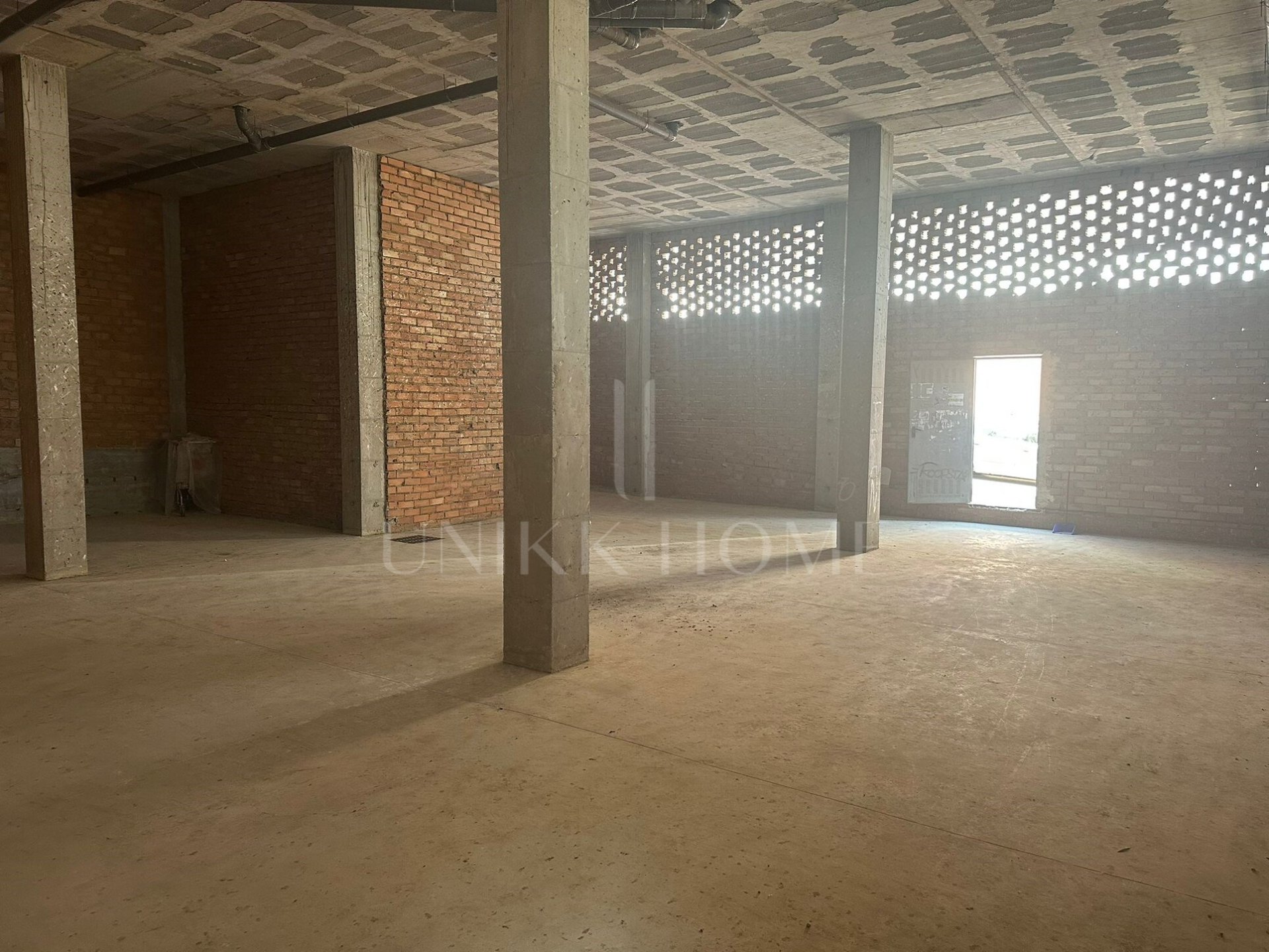 Presentamos este local comercial en esquina, con una visibilidad inmejorable, situado a tan solo un minuto a pie del Centro de Salud de Alhaurín de la Torre. Esta ubicación privilegiada garantiza un flujo constante de personas, lo que lo convierte en una