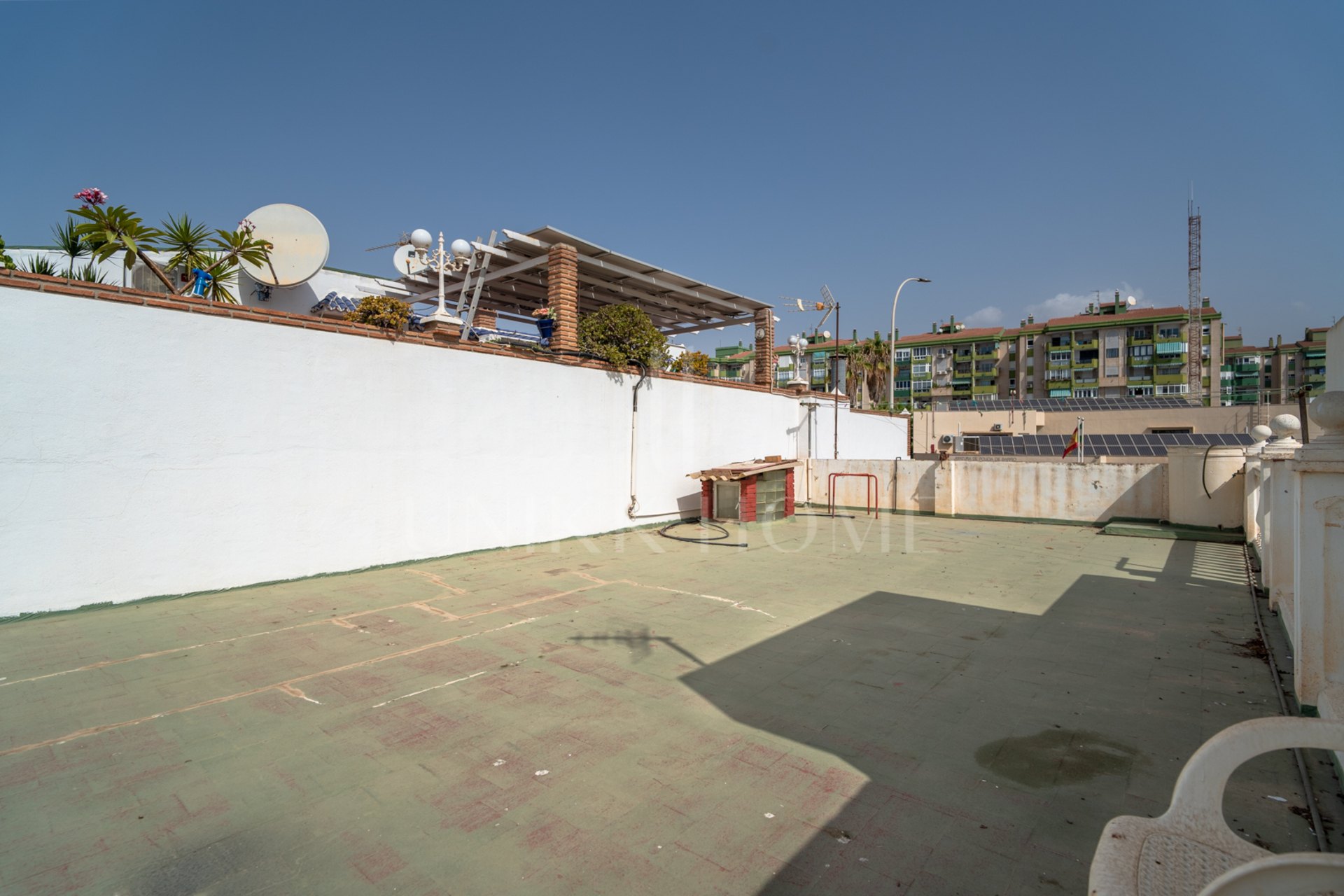 In the heart of El Palo, one of the most authentic and demanded areas of Malaga, is this unique property that breathes the sea charm of the city. Surrounded by traditional chiringuitos and a relaxed lifestyle by the sea.
