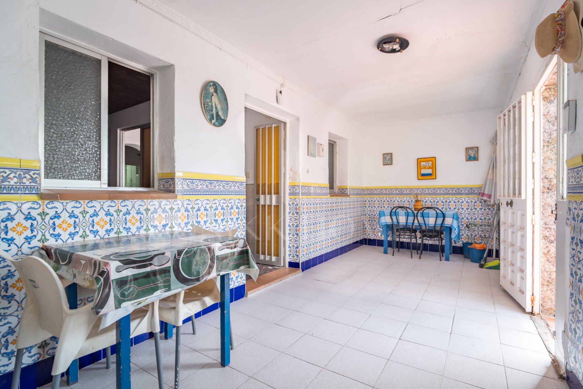 In the heart of El Palo, one of the most authentic and demanded areas of Malaga, is this unique property that breathes the sea charm of the city. Surrounded by traditional chiringuitos and a relaxed lifestyle by the sea.