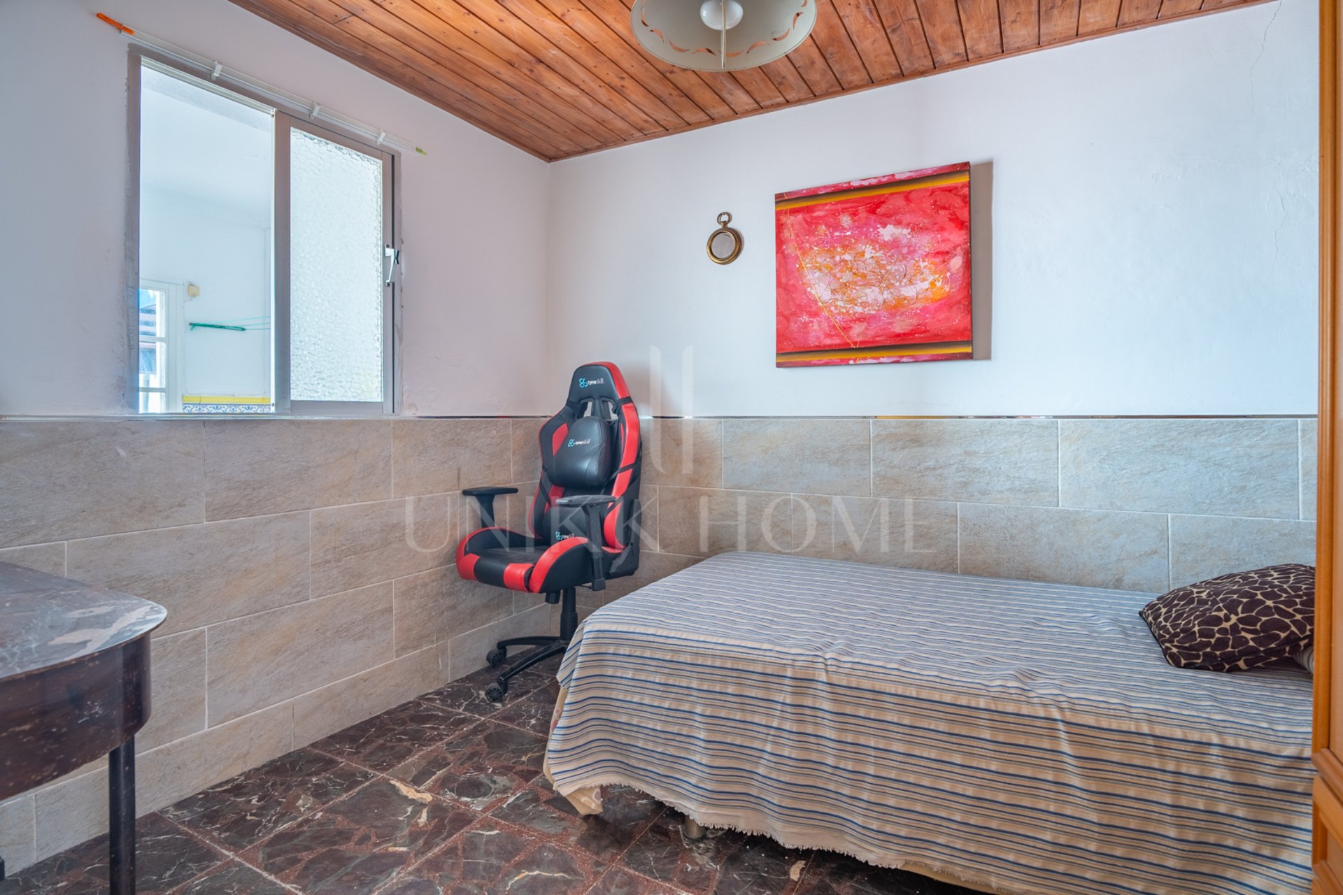In the heart of El Palo, one of the most authentic and demanded areas of Malaga, is this unique property that breathes the sea charm of the city. Surrounded by traditional chiringuitos and a relaxed lifestyle by the sea.
