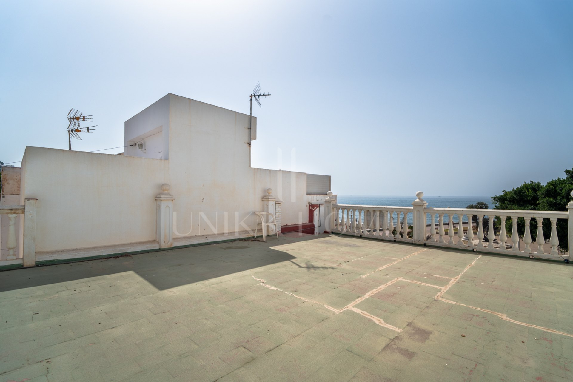 In the heart of El Palo, one of the most authentic and demanded areas of Malaga, is this unique property that breathes the sea charm of the city. Surrounded by traditional chiringuitos and a relaxed lifestyle by the sea.