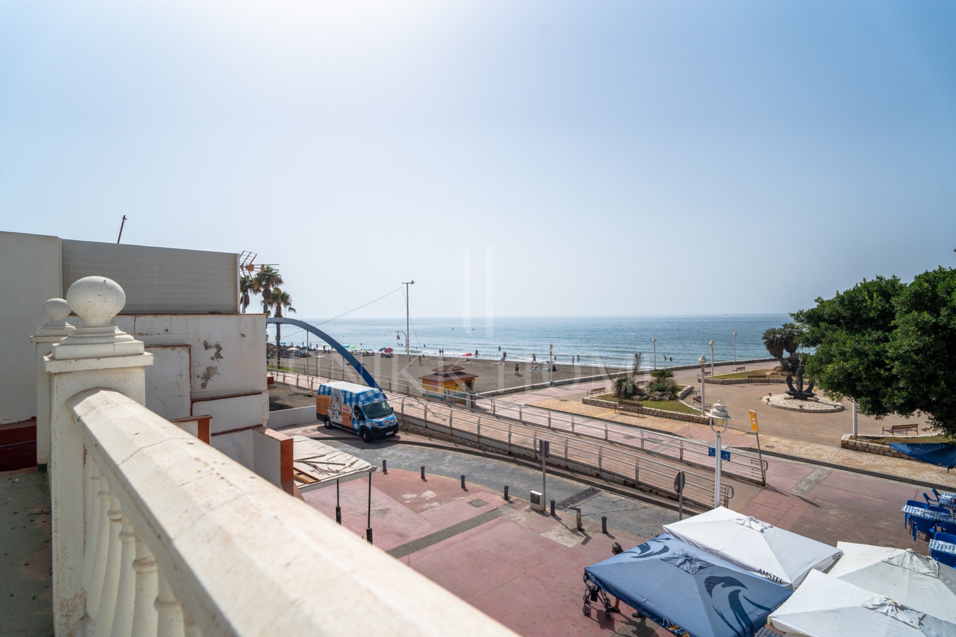 In the heart of El Palo, one of the most authentic and demanded areas of Malaga, is this unique property that breathes the sea charm of the city. Surrounded by traditional chiringuitos and a relaxed lifestyle by the sea.