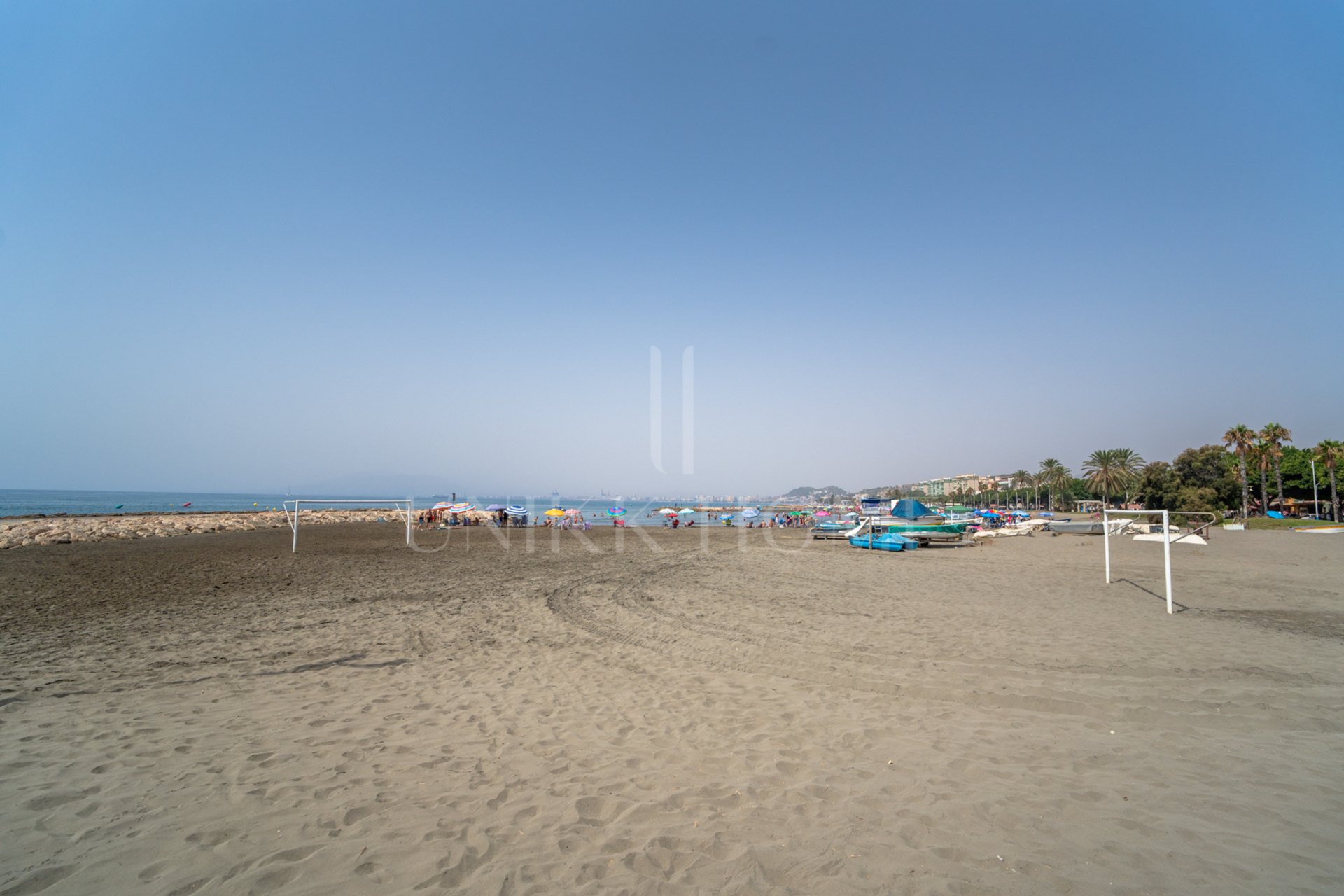 In the heart of El Palo, one of the most authentic and demanded areas of Malaga, is this unique property that breathes the sea charm of the city. Surrounded by traditional chiringuitos and a relaxed lifestyle by the sea.