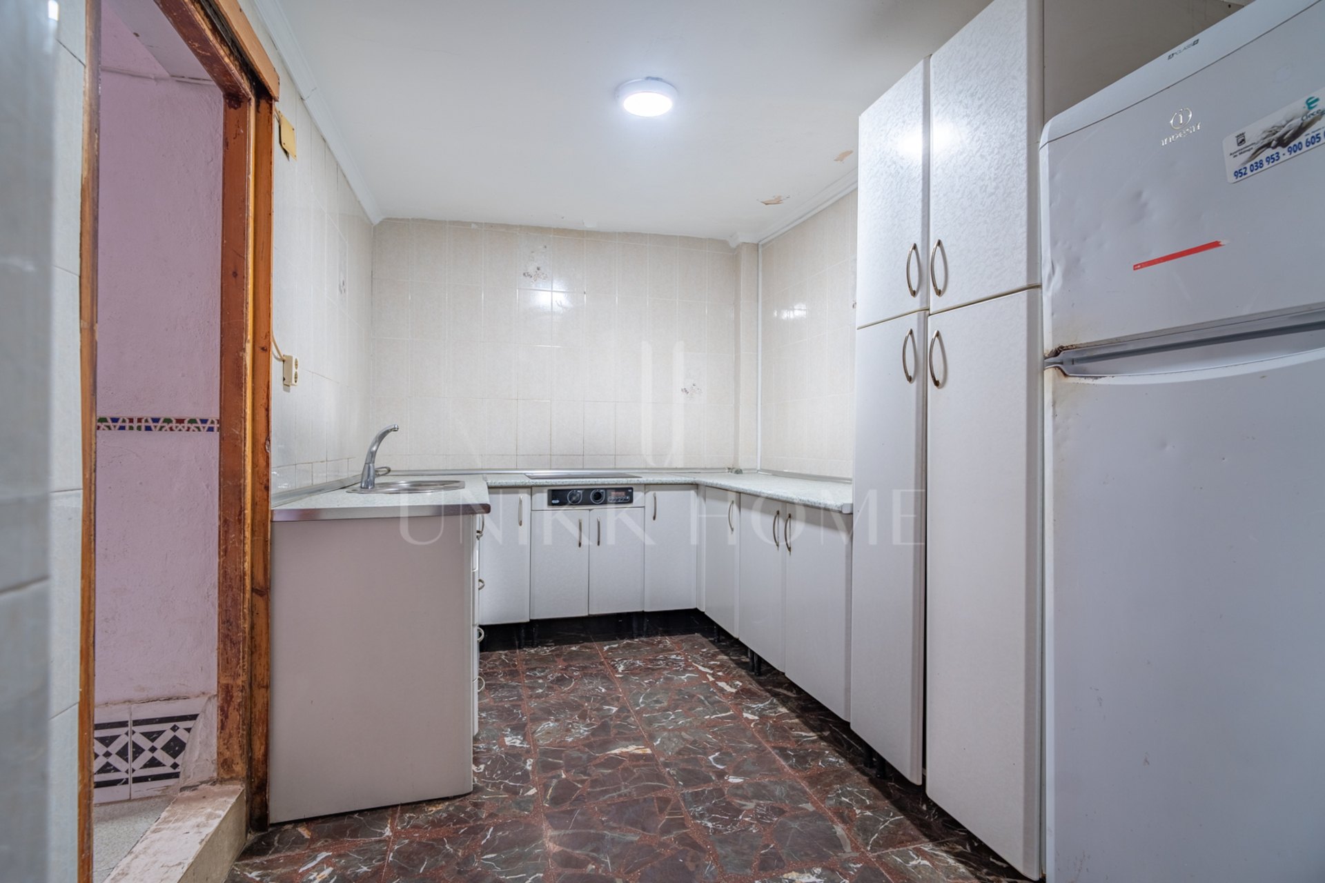 In the heart of El Palo, one of the most authentic and demanded areas of Malaga, is this unique property that breathes the sea charm of the city. Surrounded by traditional chiringuitos and a relaxed lifestyle by the sea.