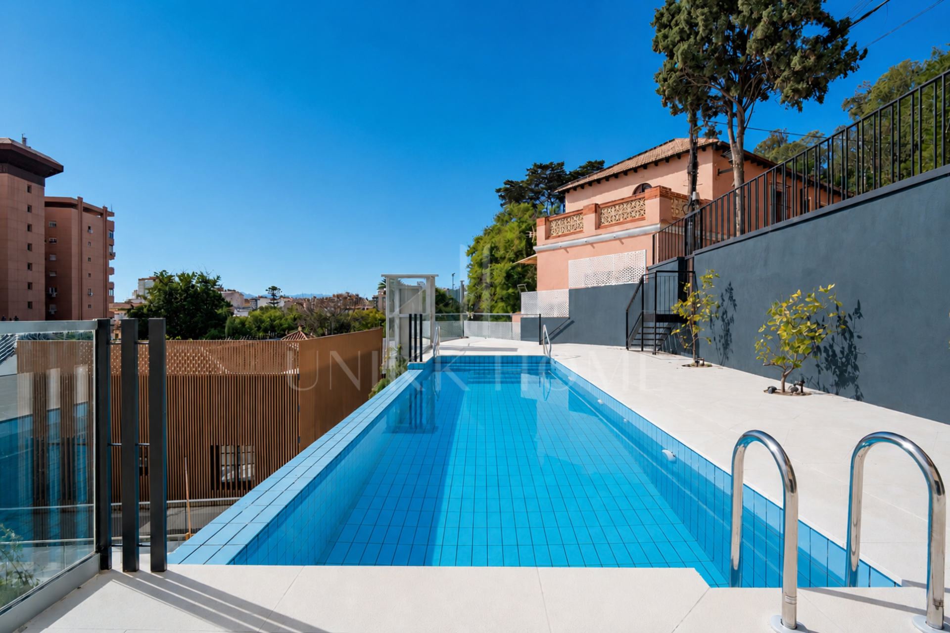 Presentamos un exclusivo apartamento de un dormitorio, un baño y un aseo, situado en una de las promociones más distinguidas de Málaga.