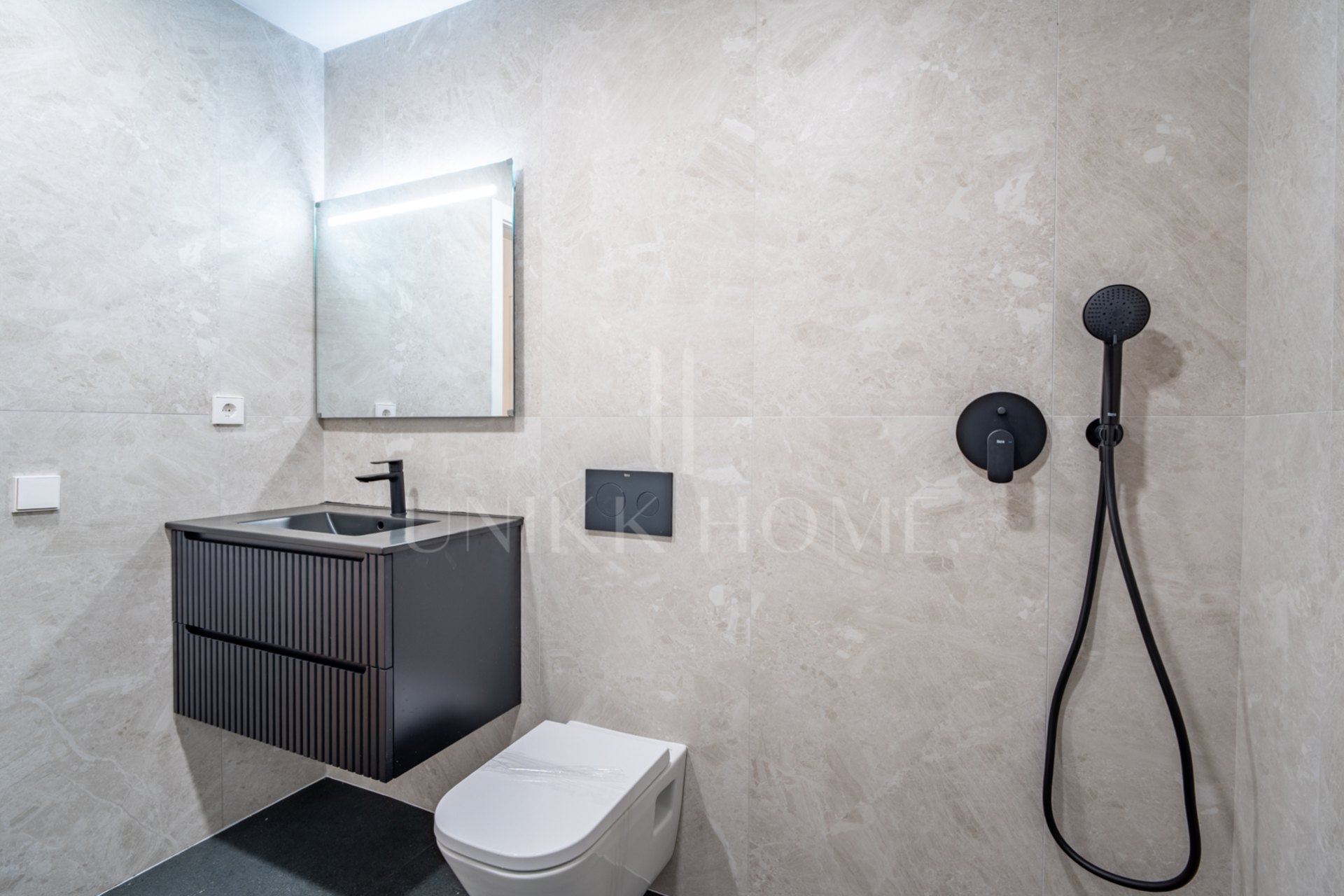 Presentamos un exclusivo apartamento de un dormitorio, un baño y un aseo, situado en una de las promociones más distinguidas de Málaga.