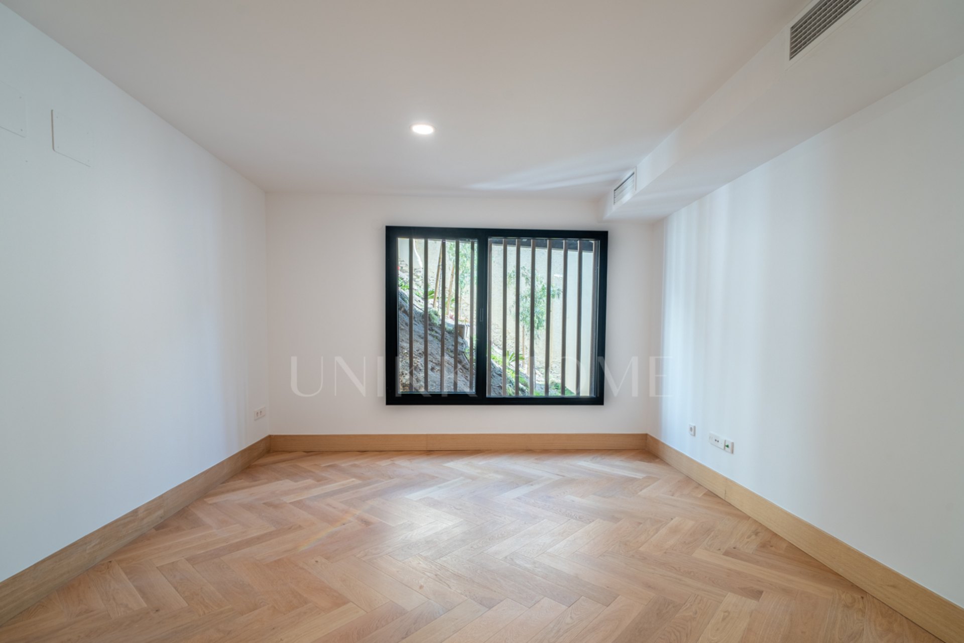 Presentamos un exclusivo apartamento de un dormitorio, un baño y un aseo, situado en una de las promociones más distinguidas de Málaga.