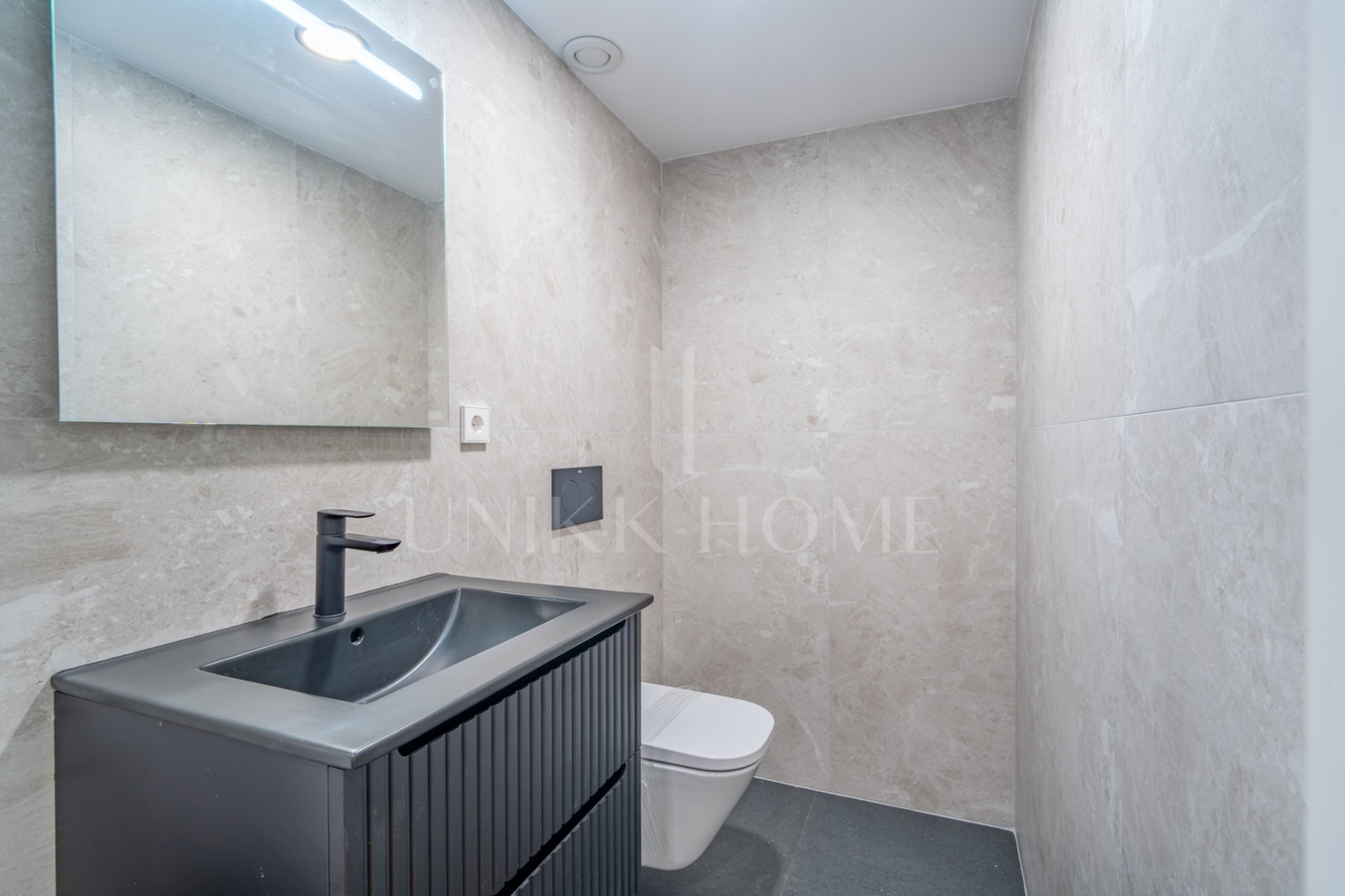 Presentamos un exclusivo apartamento de un dormitorio, un baño y un aseo, situado en una de las promociones más distinguidas de Málaga.