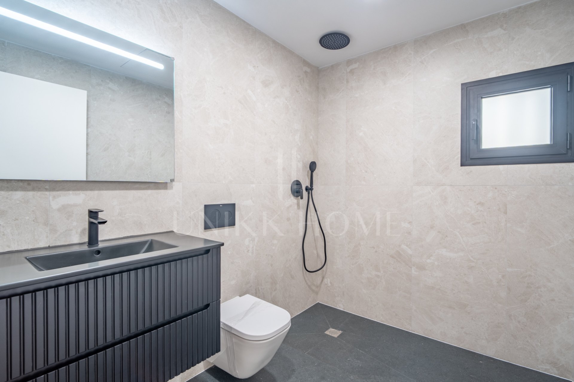 Presentamos un exclusivo apartamento de un dormitorio, un baño y un aseo, situado en una de las promociones más distinguidas de Málaga.
