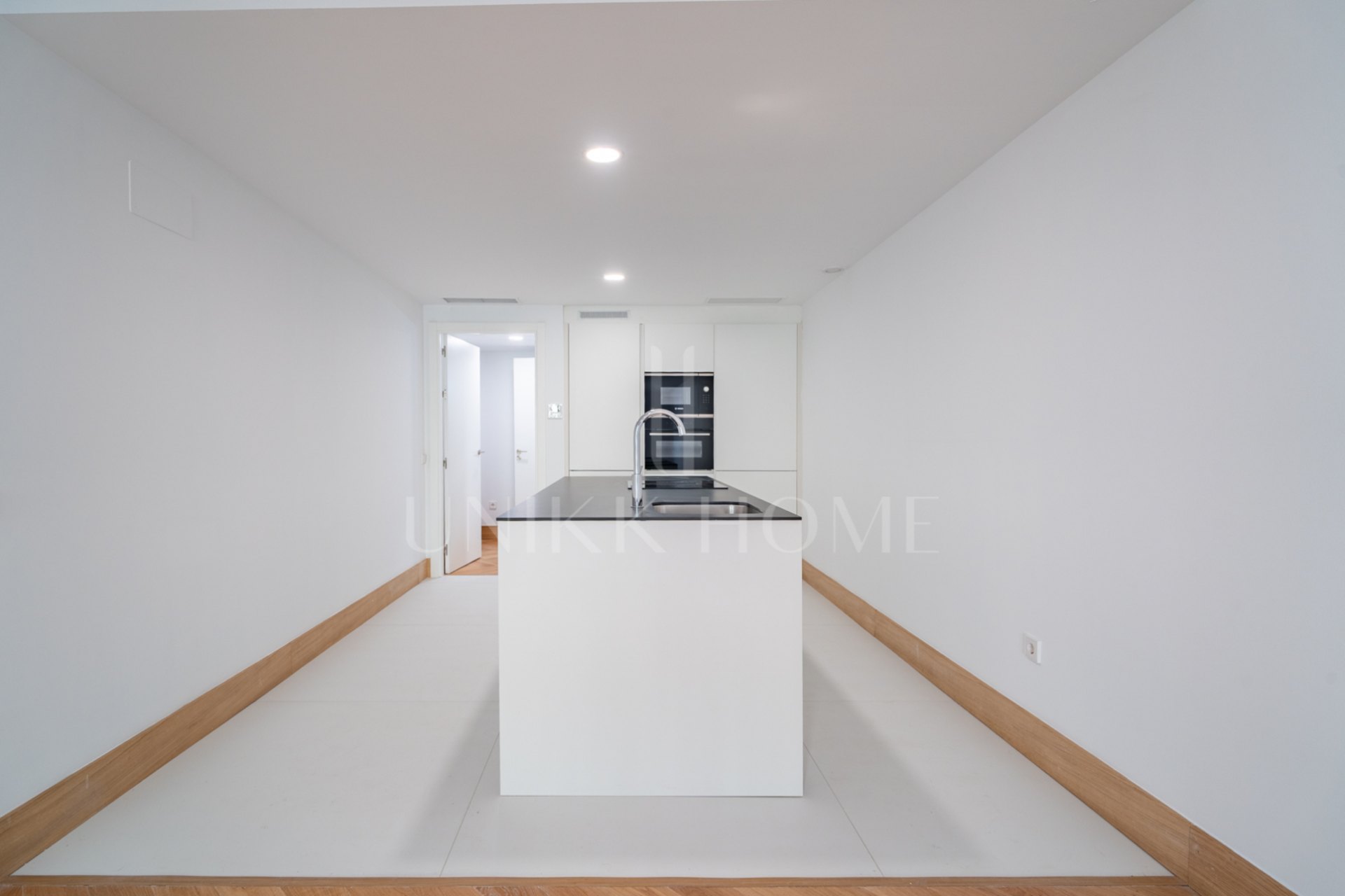 Presentamos un exclusivo apartamento de un dormitorio, un baño y un aseo, situado en una de las promociones más distinguidas de Málaga.